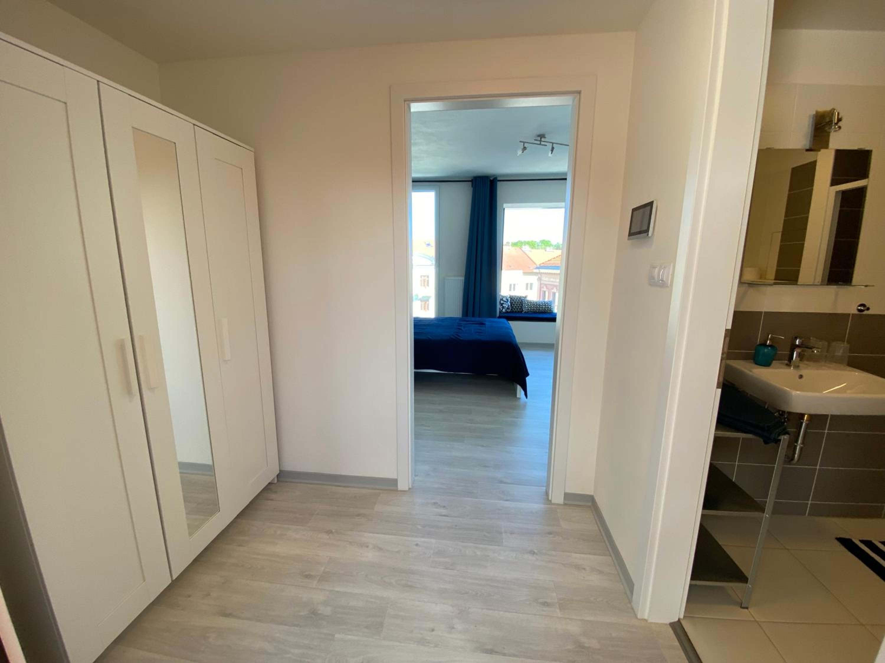 One-Bedroom Apartment - Photo 3