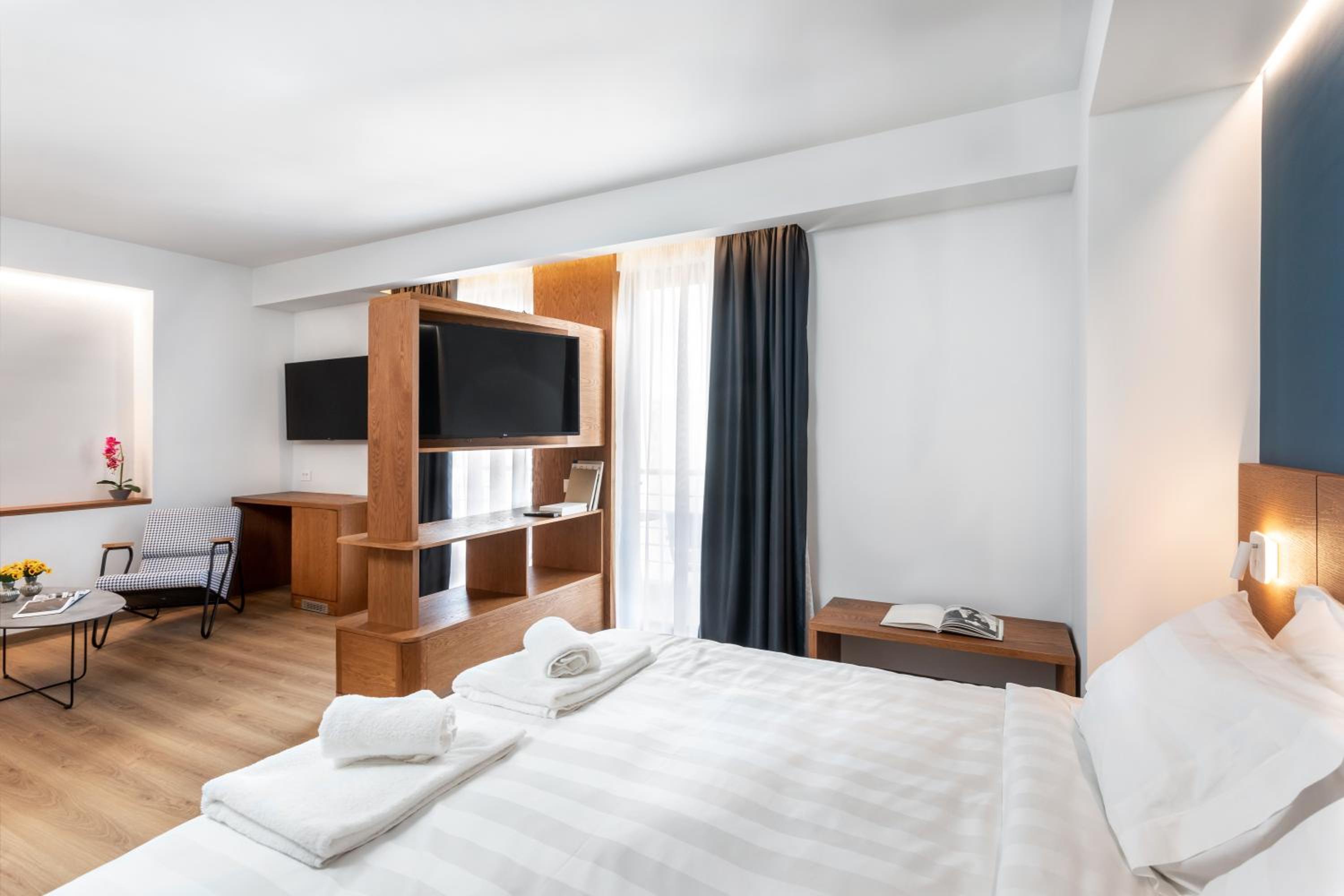 Junior Suite with Balcony - Photo 7