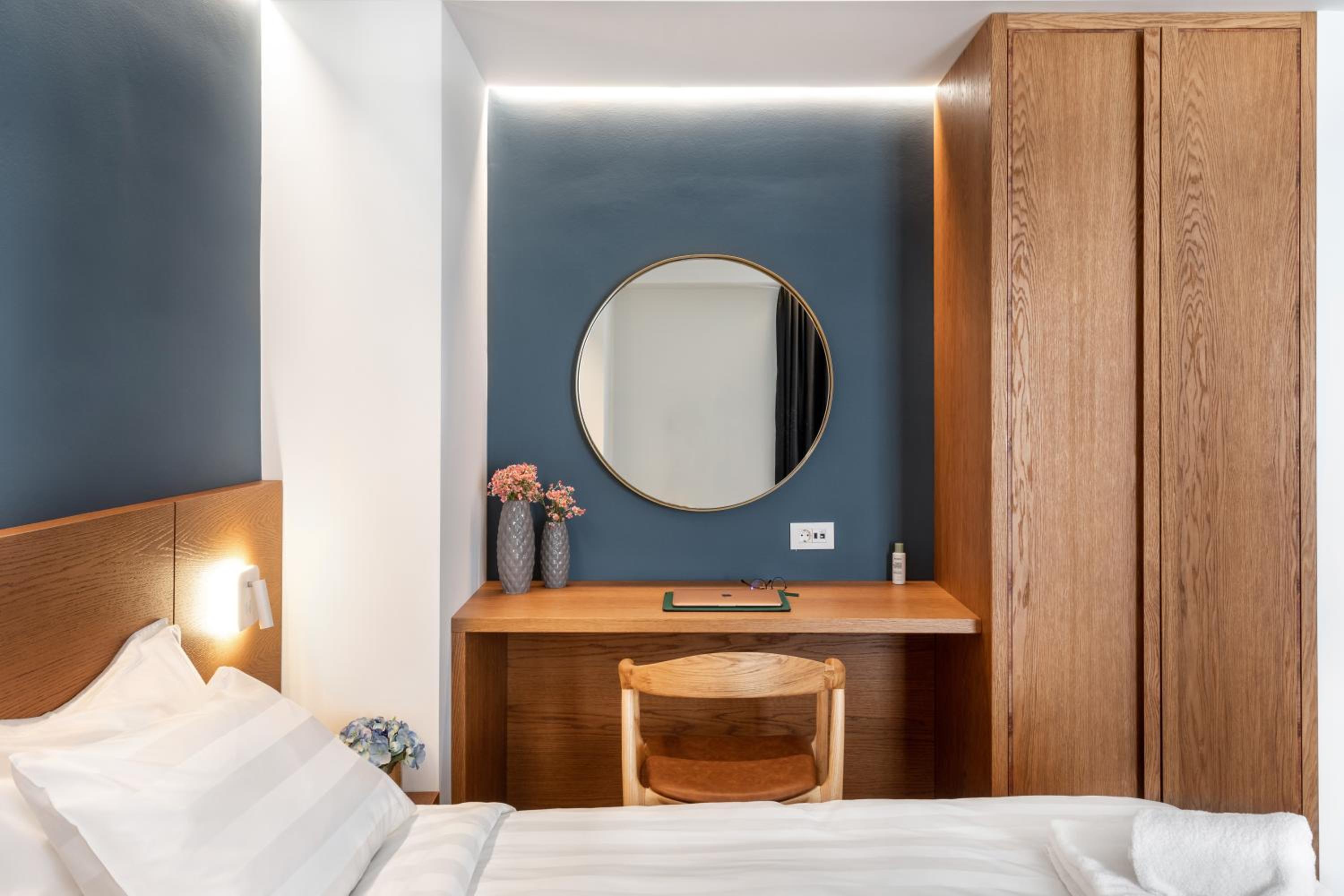 Junior Suite with Balcony - Photo 4