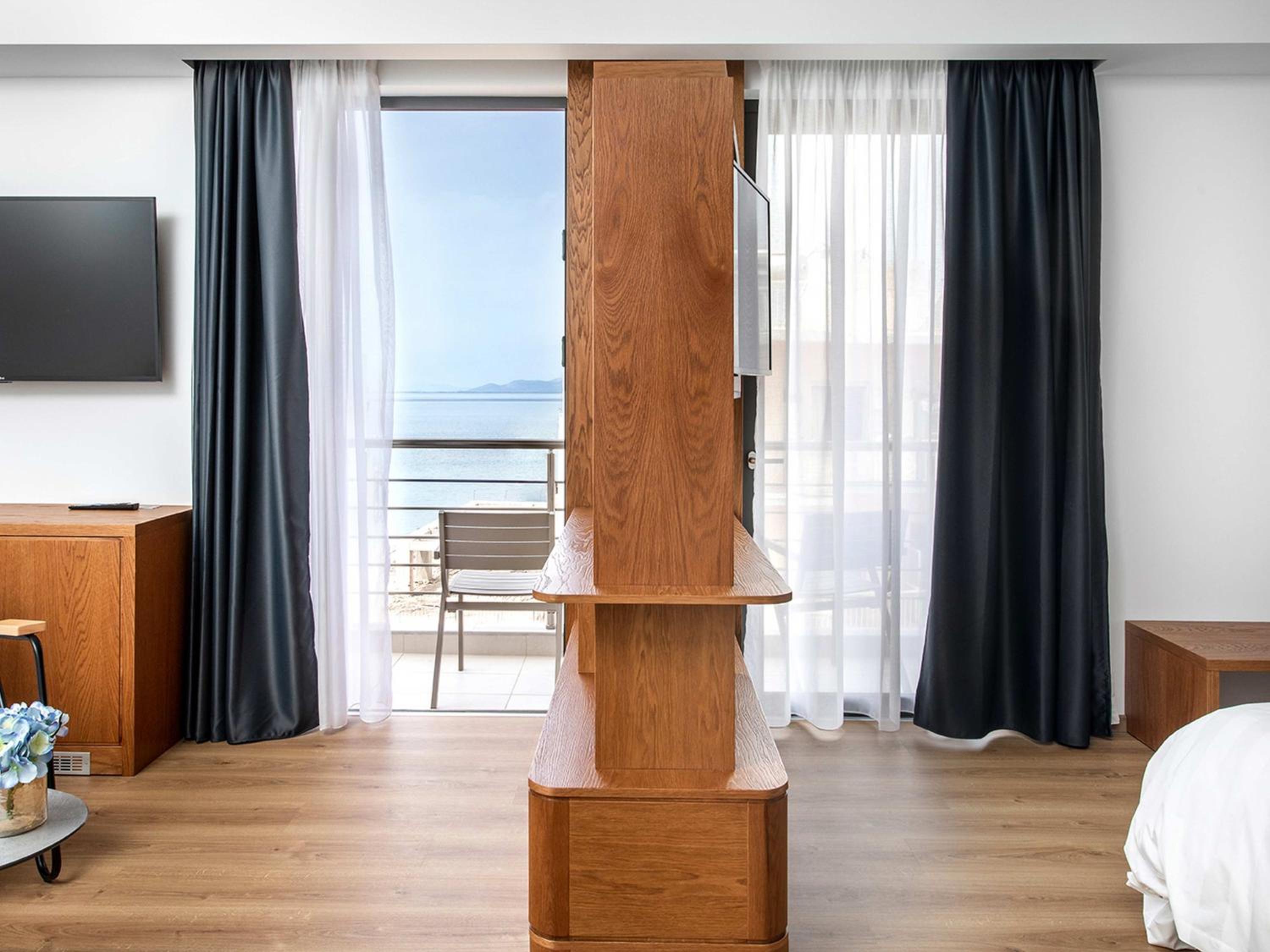 Junior Suite with Sea View - Photo 4