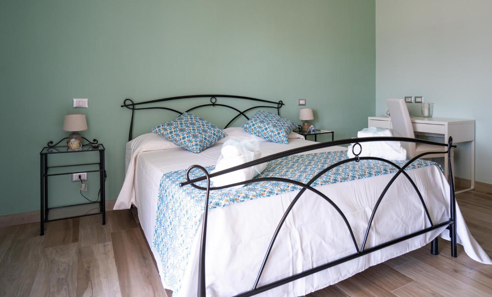 Double Room with Private Bathroom - Photo 15
