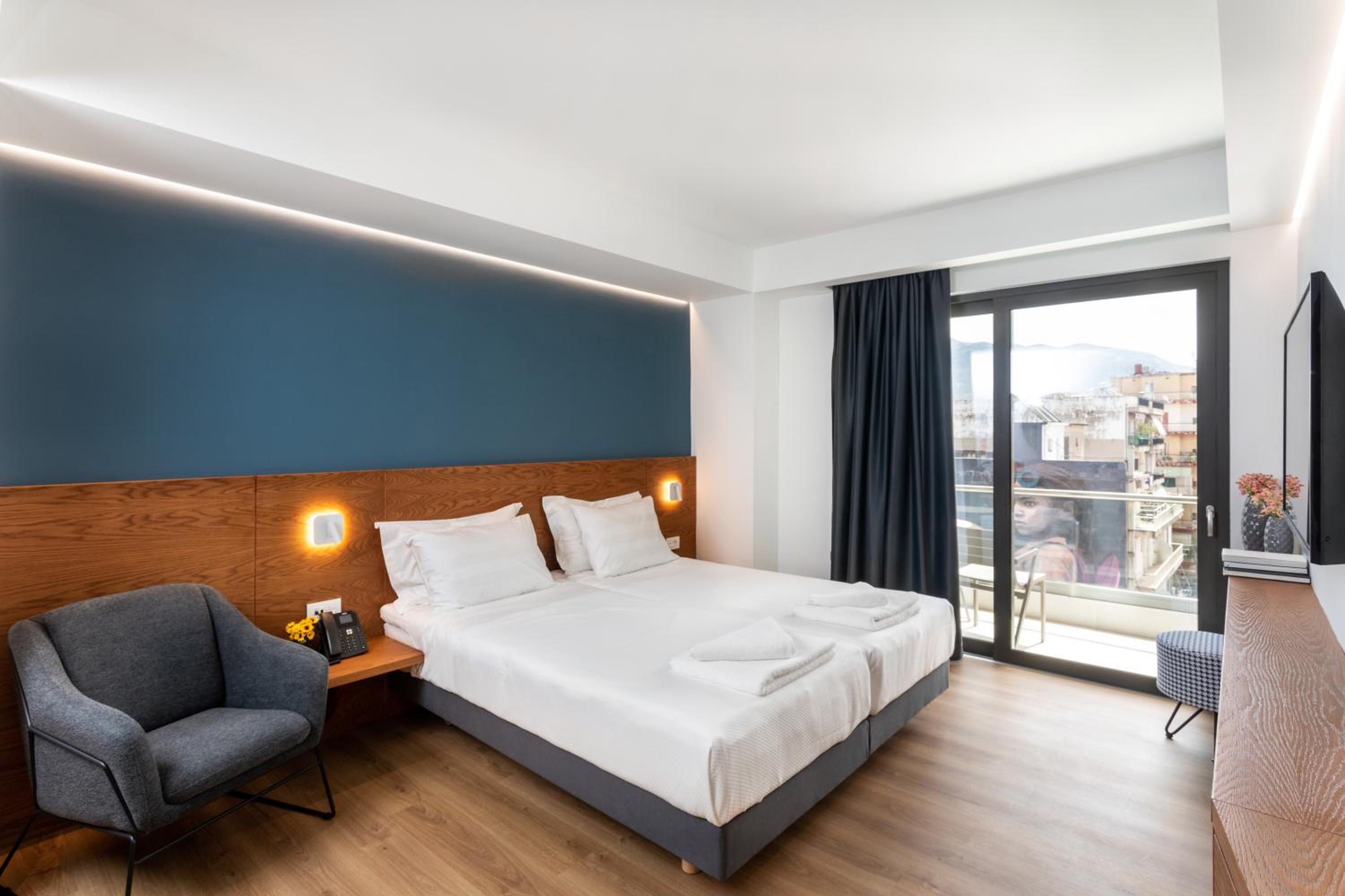 Superior Double or Twin Room with City View - Photo 8
