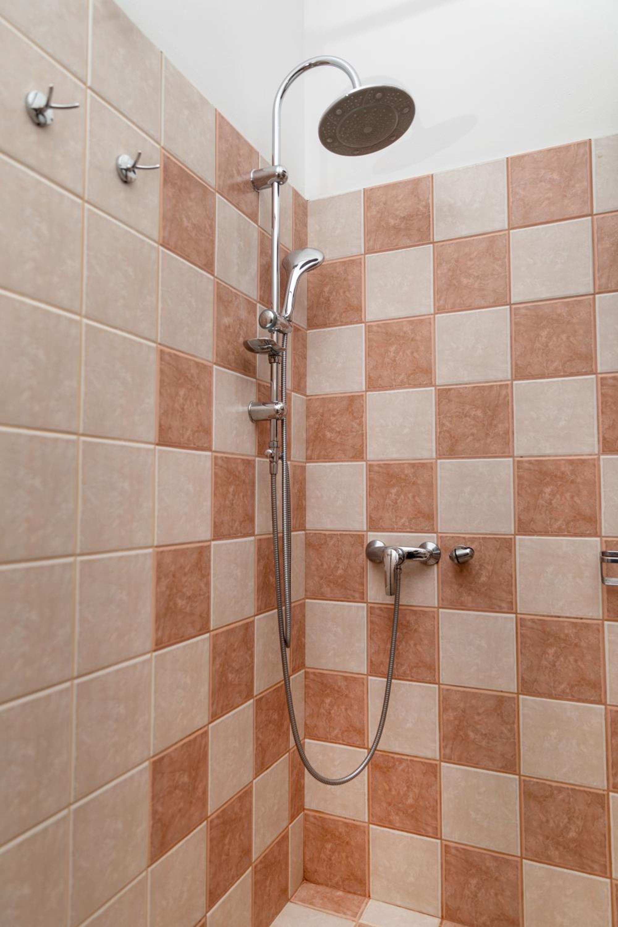Quadruple Room - Photo 11