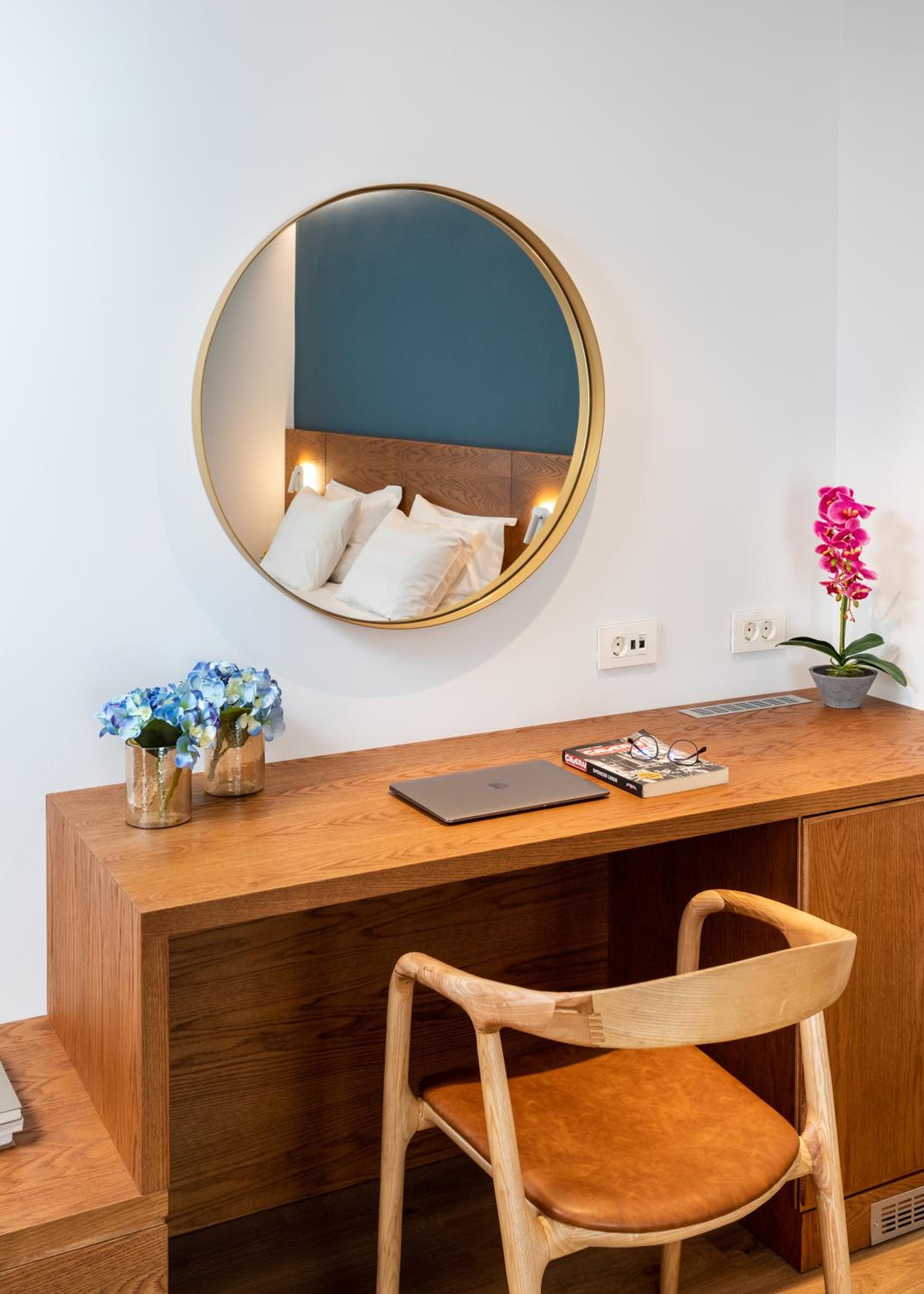 Superior Double or Twin Room with City View - Photo 12