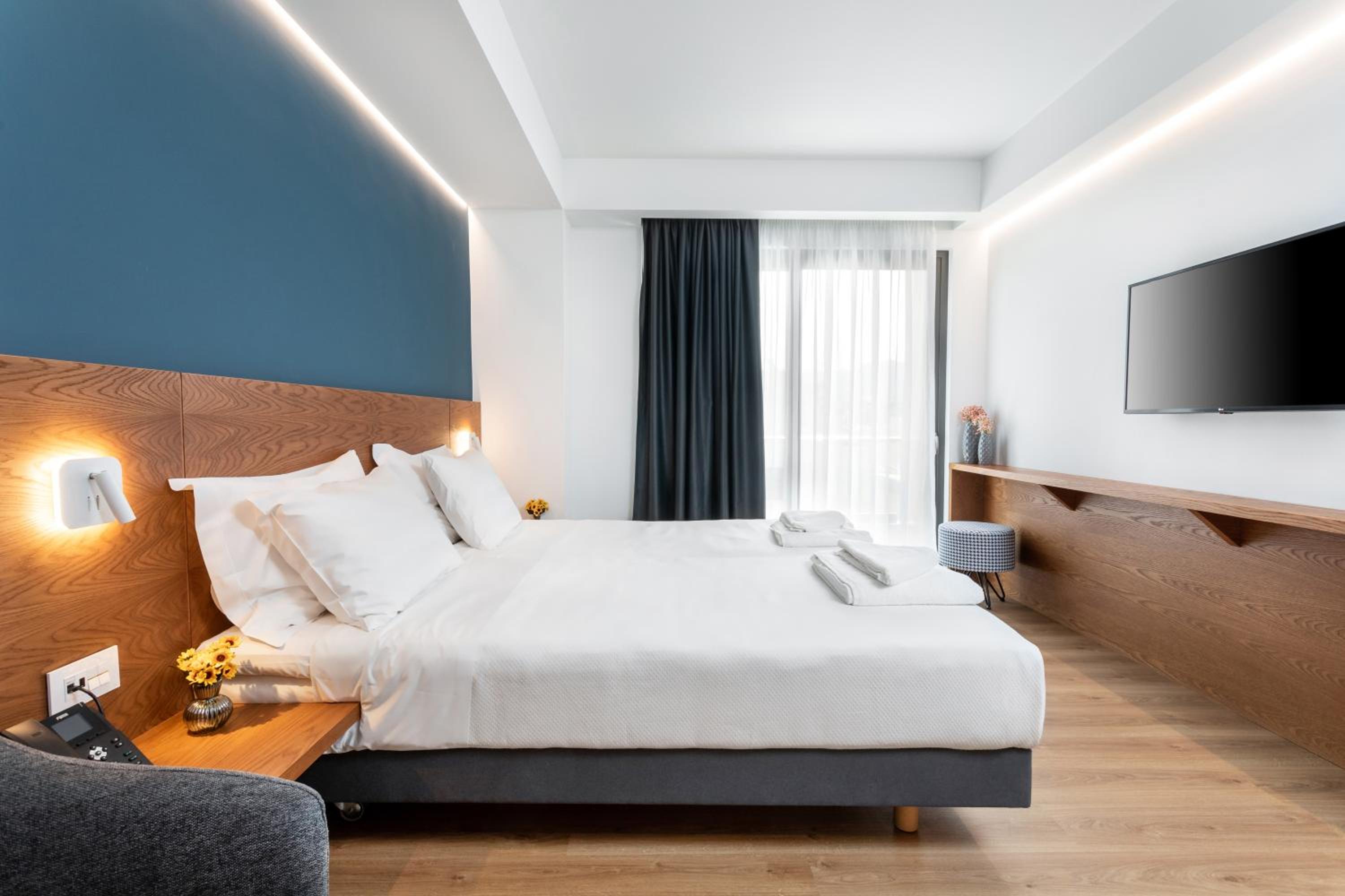 Superior Double or Twin Room with City View - Photo 2