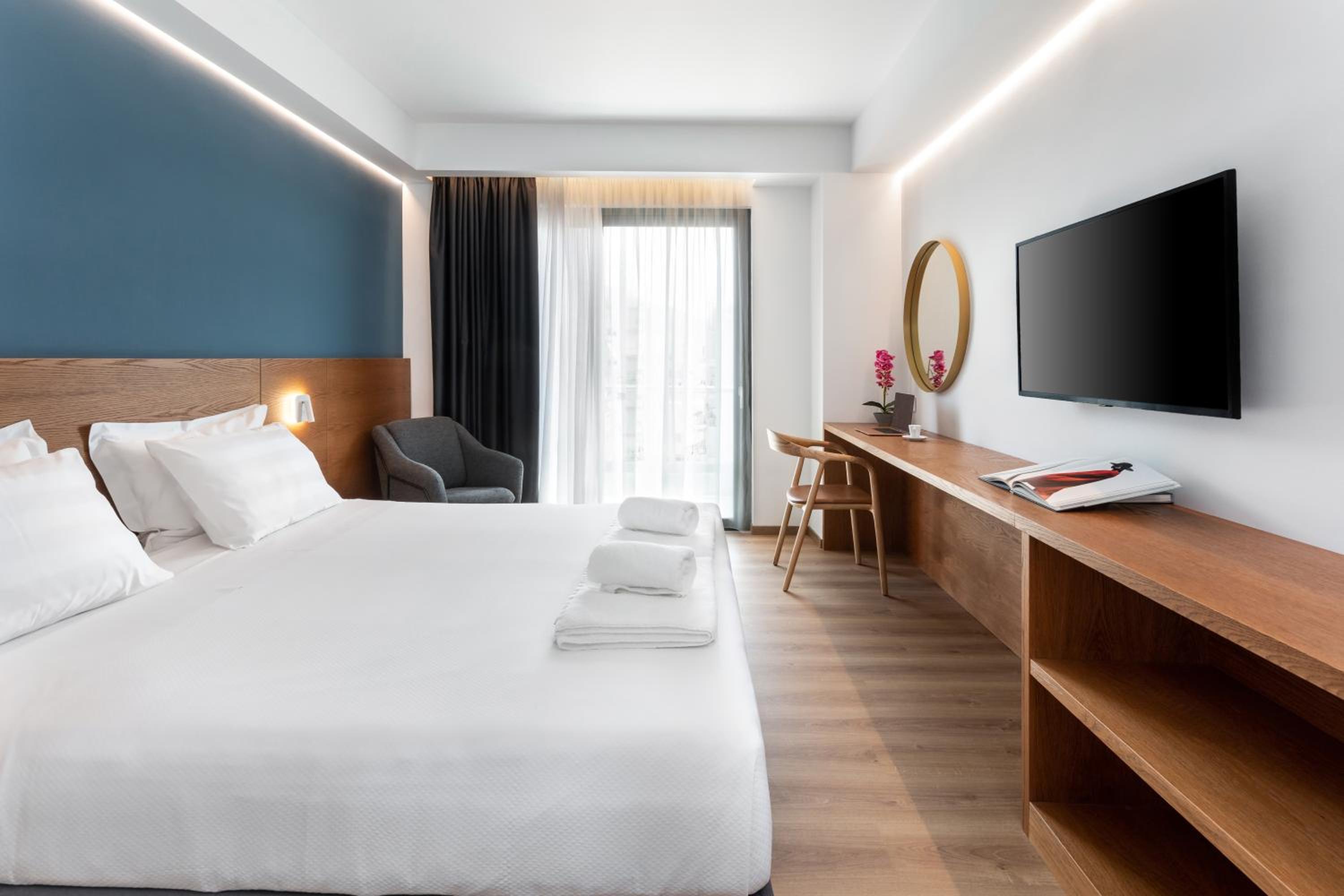 Superior Double or Twin Room with City View - Photo 3