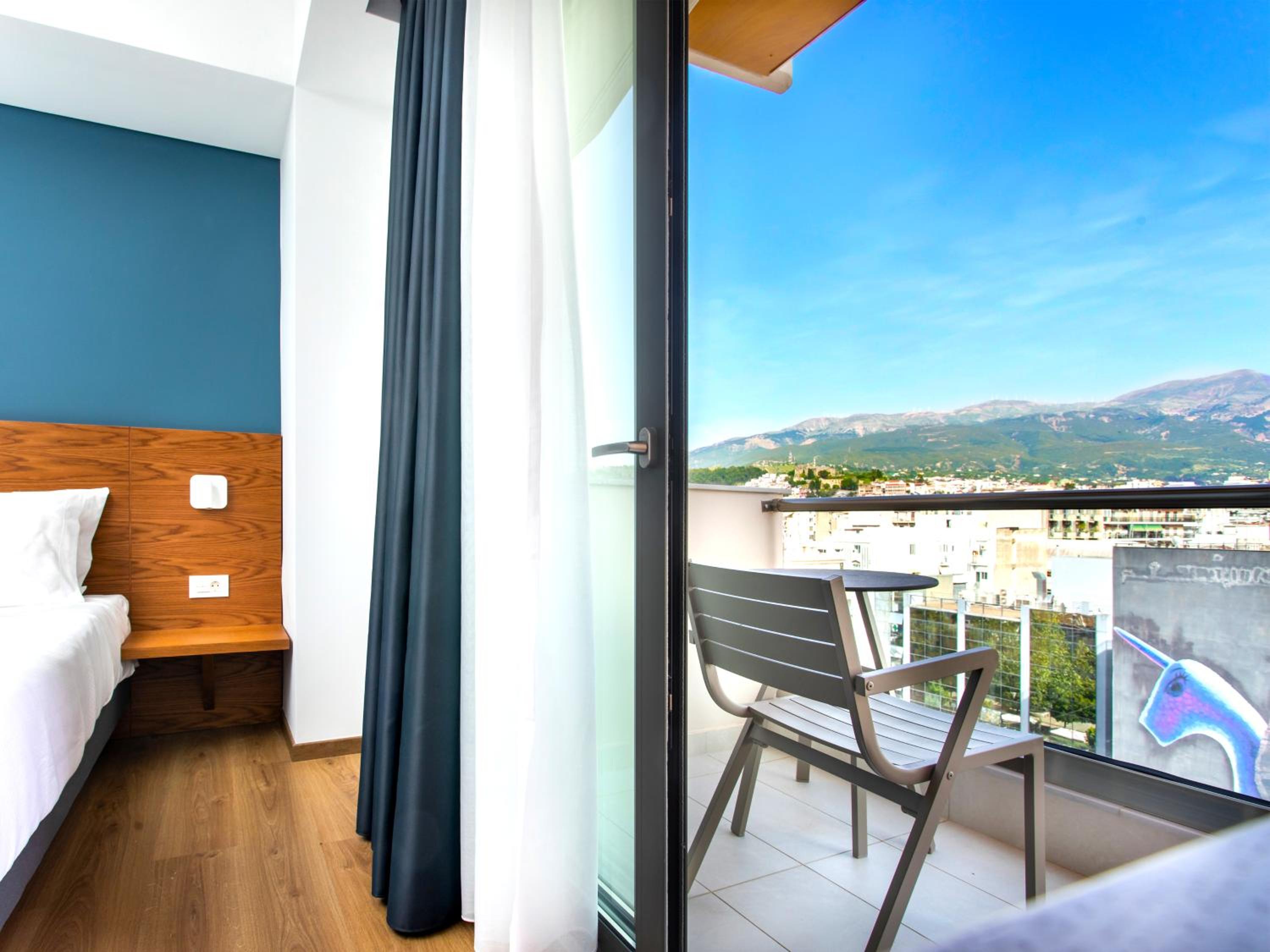 Superior Double or Twin Room with City View - Photo 11