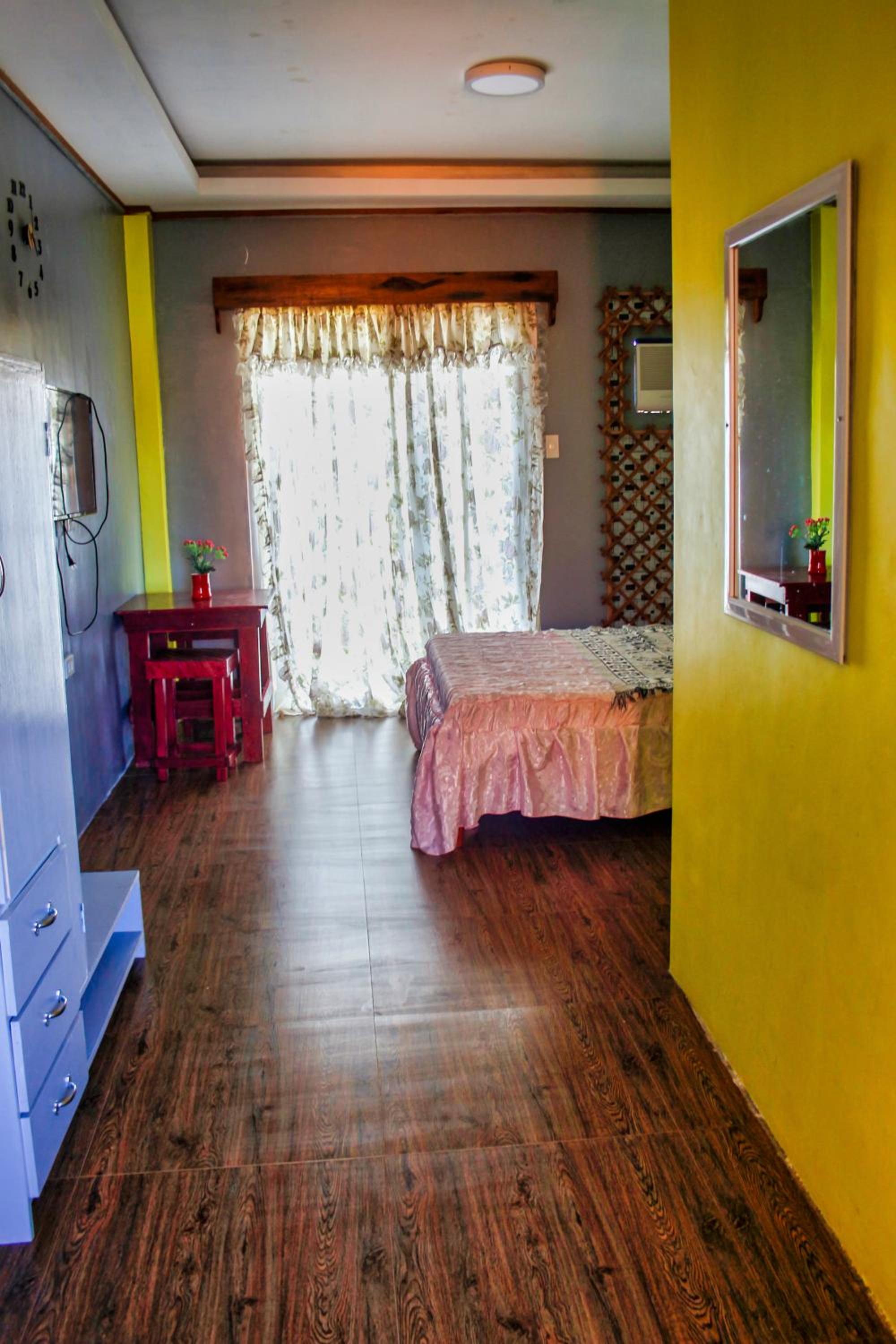Queen Room with Balcony - Photo 1