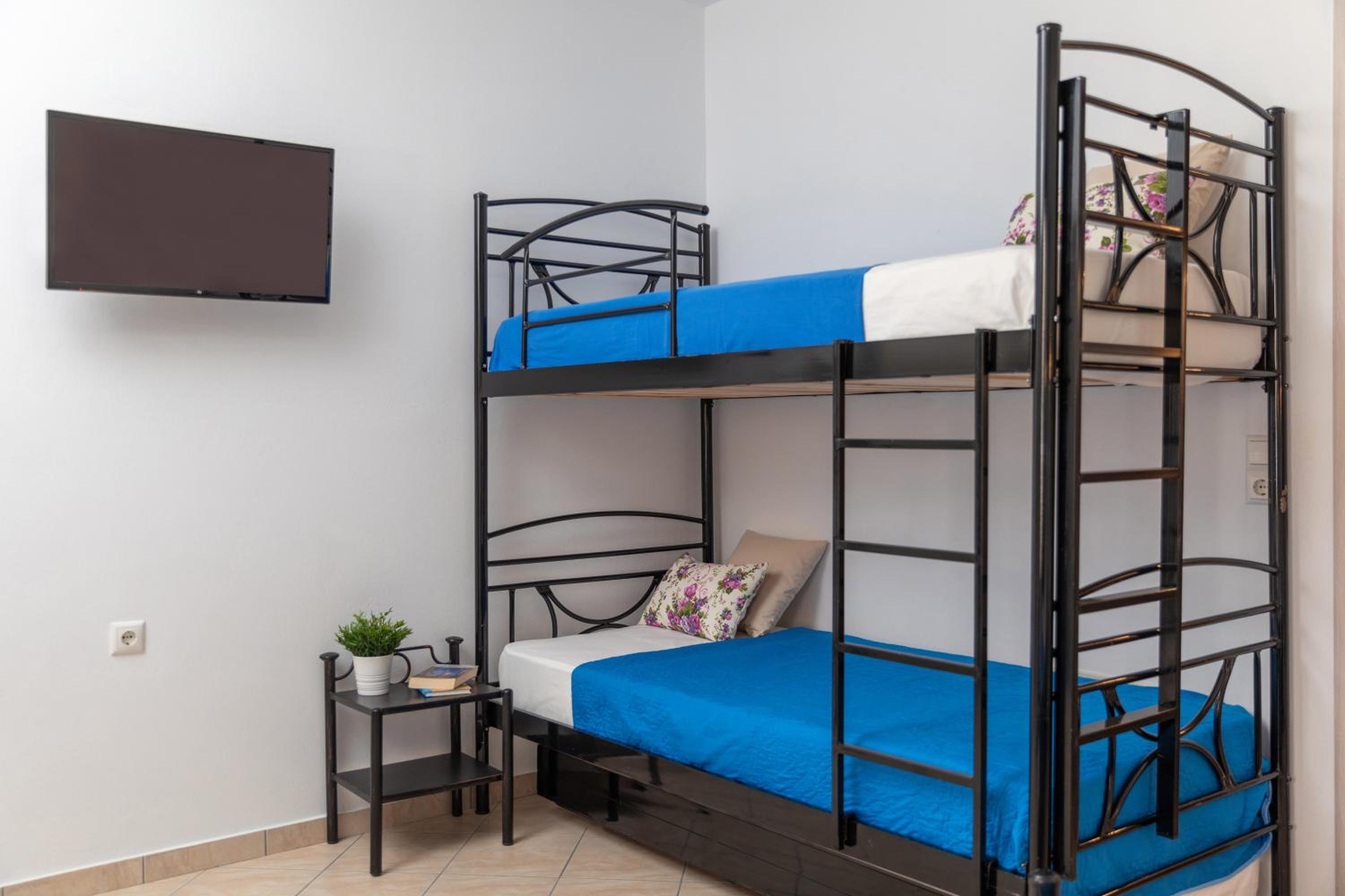 Quadruple Room - Photo 8