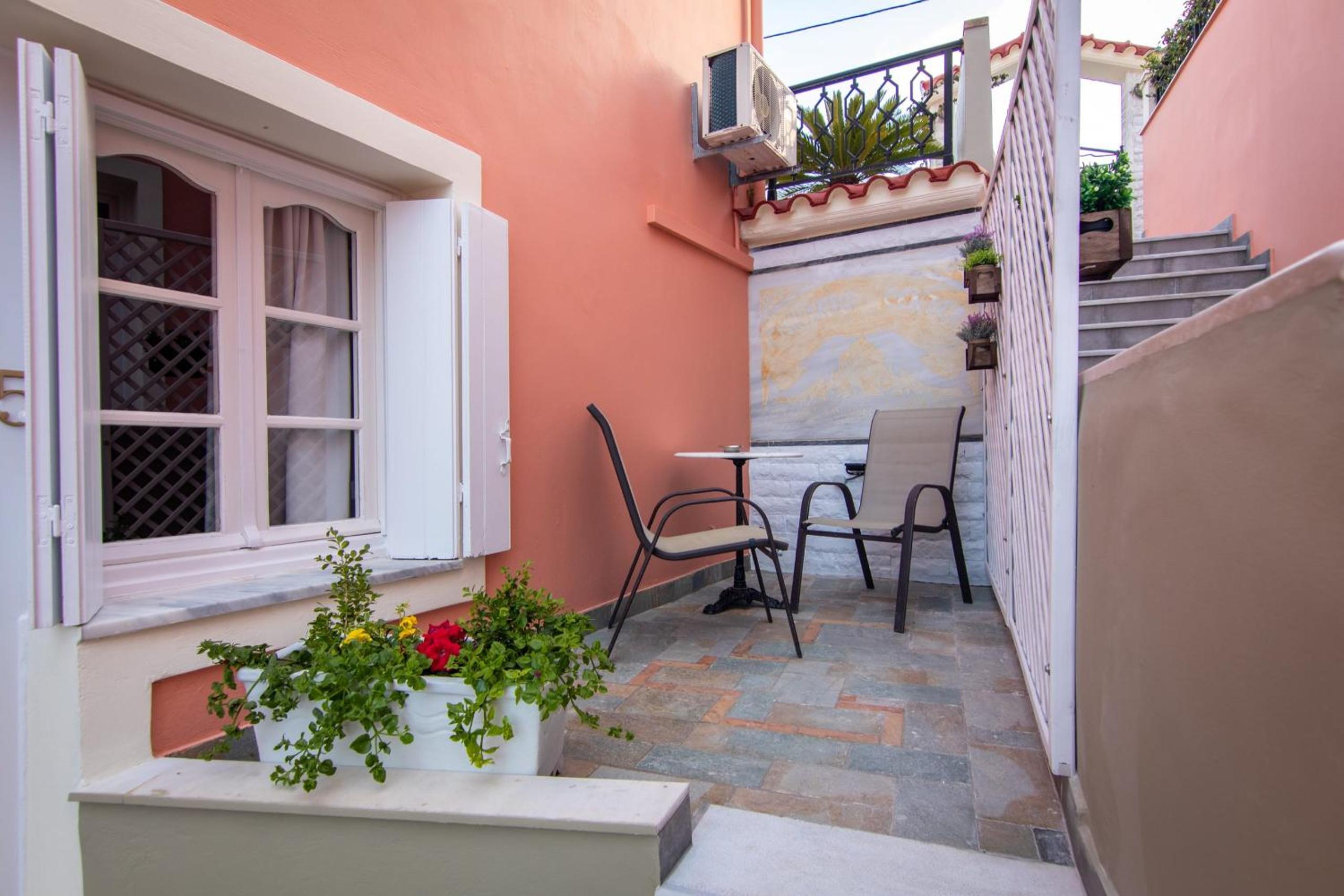 Studio with Patio photo 3