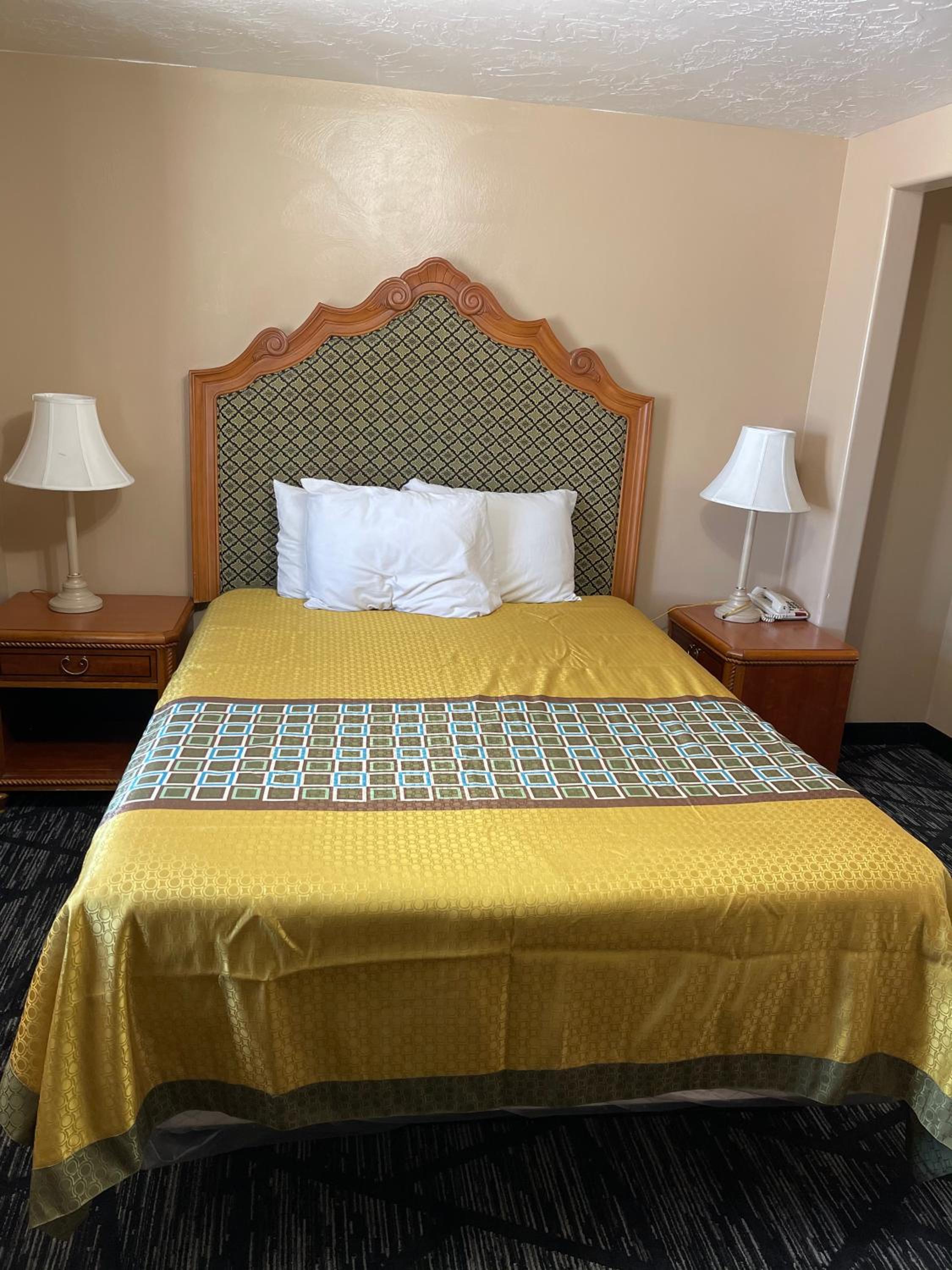 Standard Queen Room - Non-Smoking - Photo 1