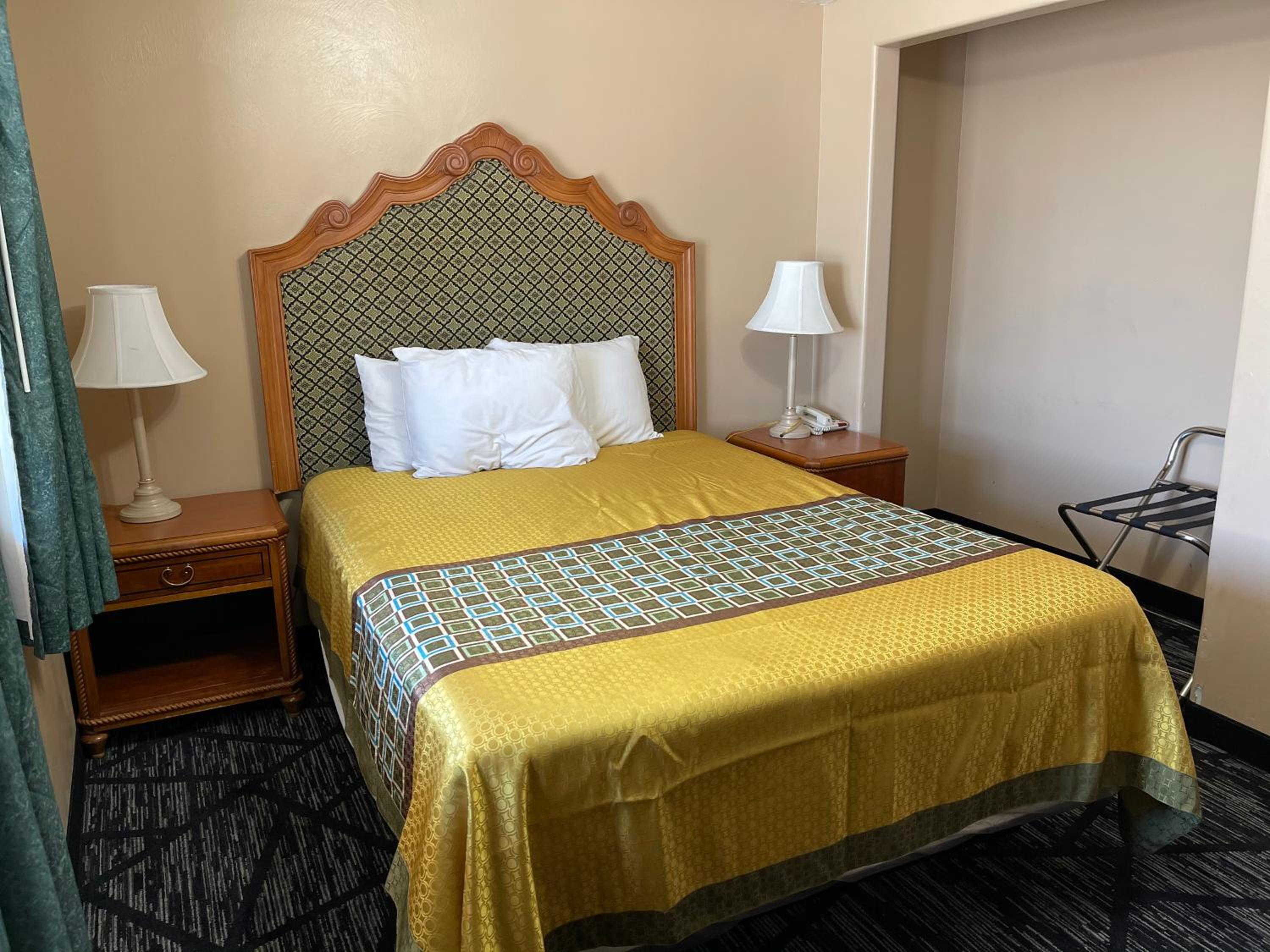Queen Suite with Two Queen Beds - Non-Smoking - Photo 1