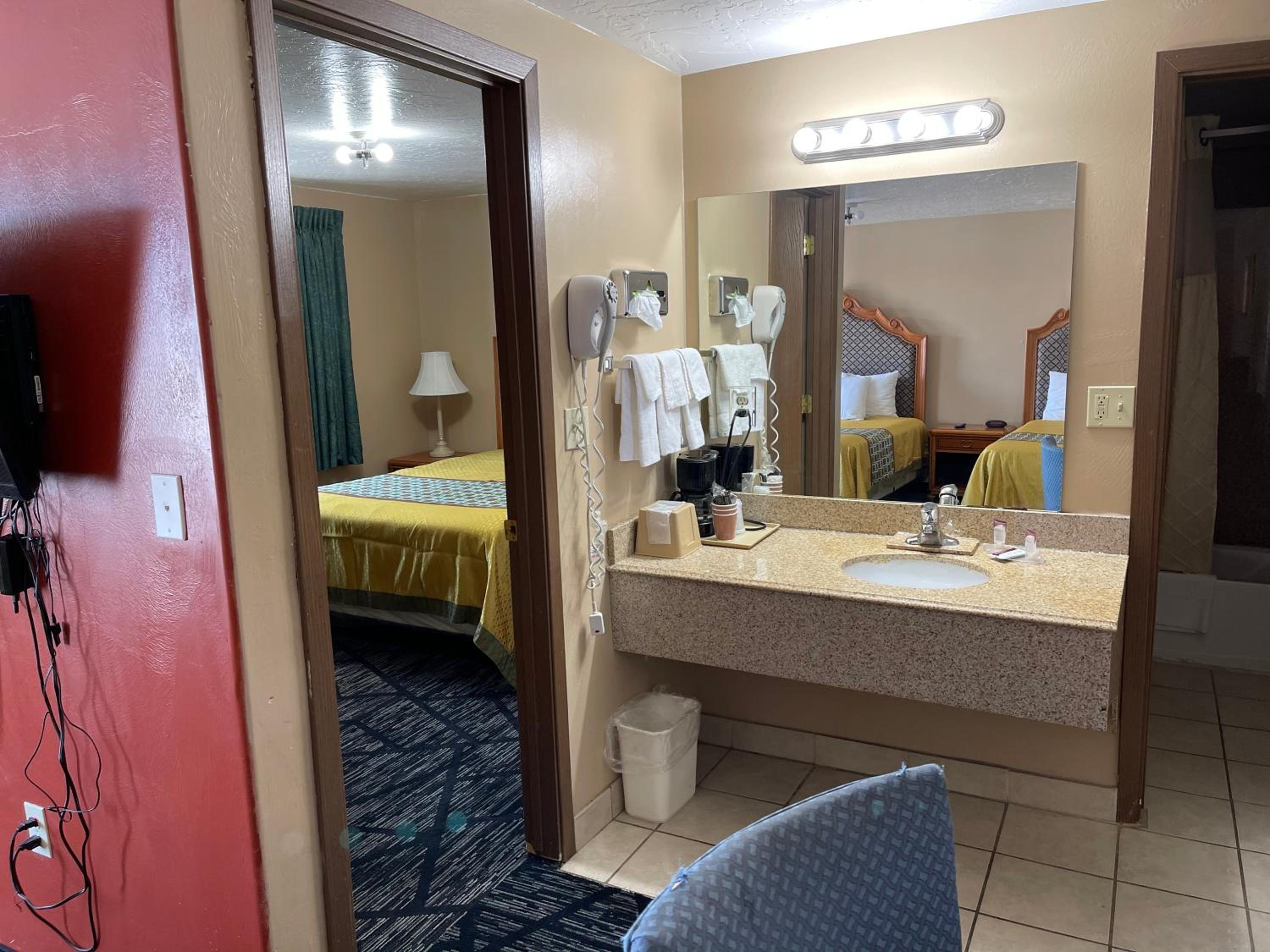 Queen Suite with Two Queen Beds - Non-Smoking - Photo 3