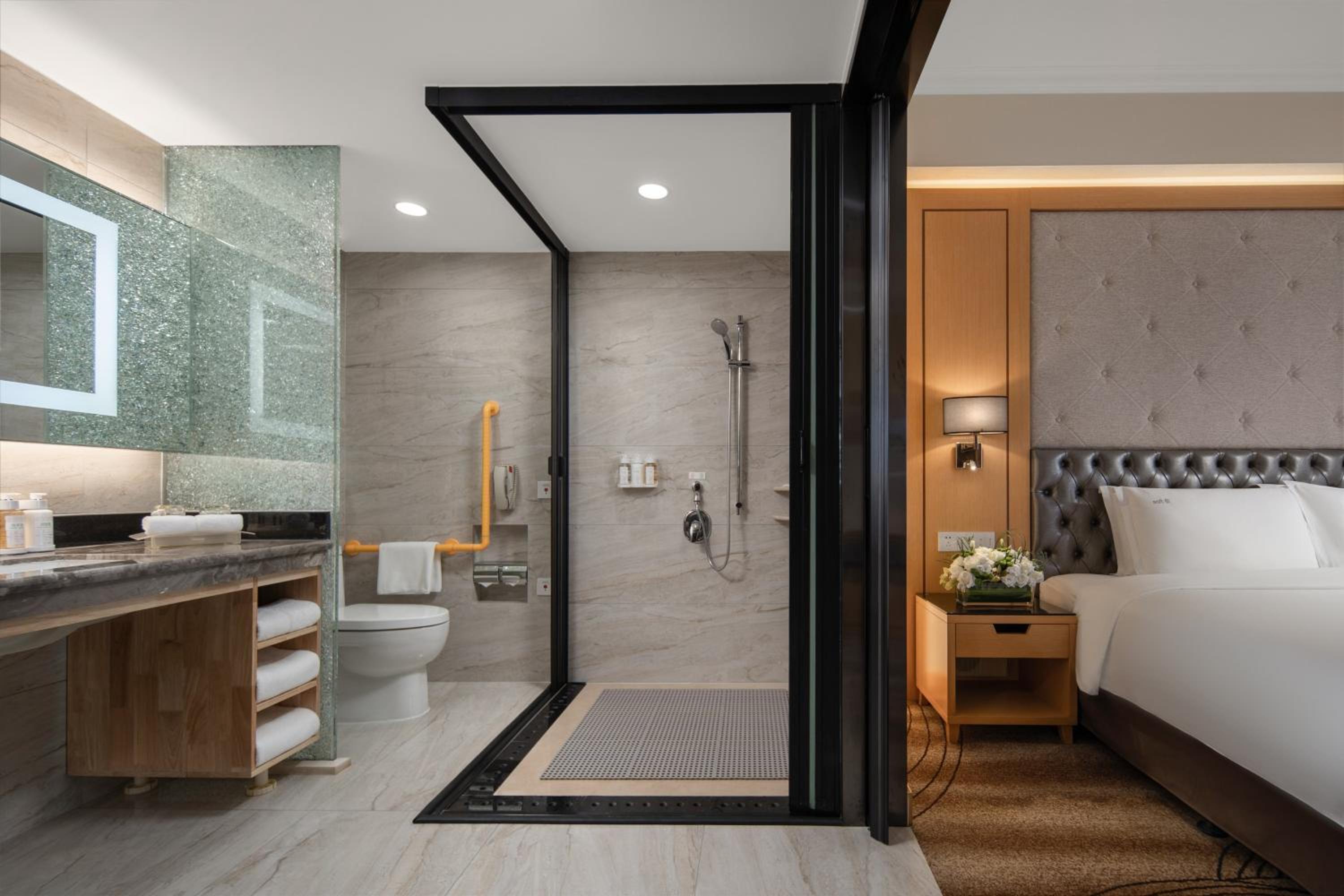 Standard King Room - Accessible - Photo 4