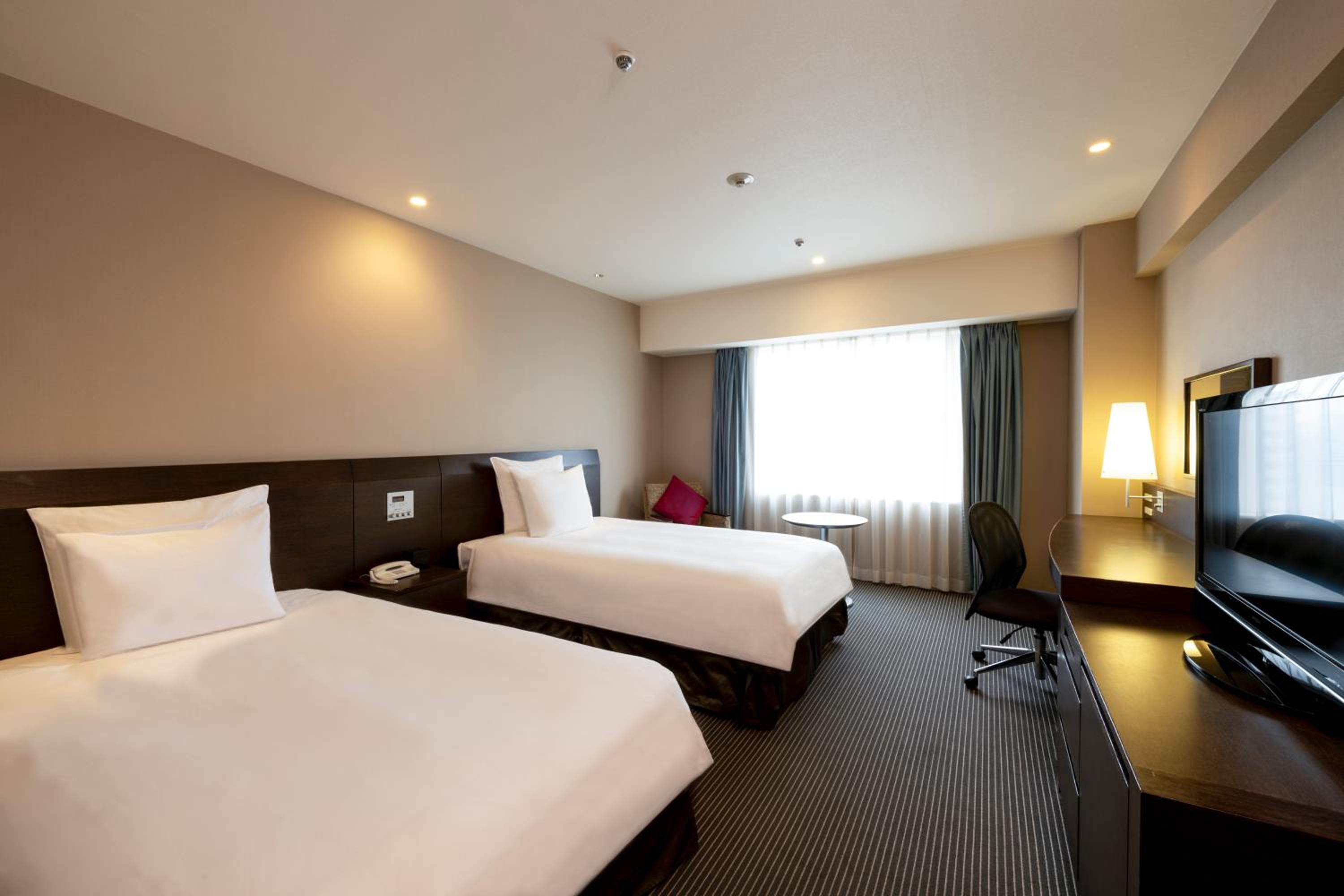Premium Twin Room with City View - Photo 1