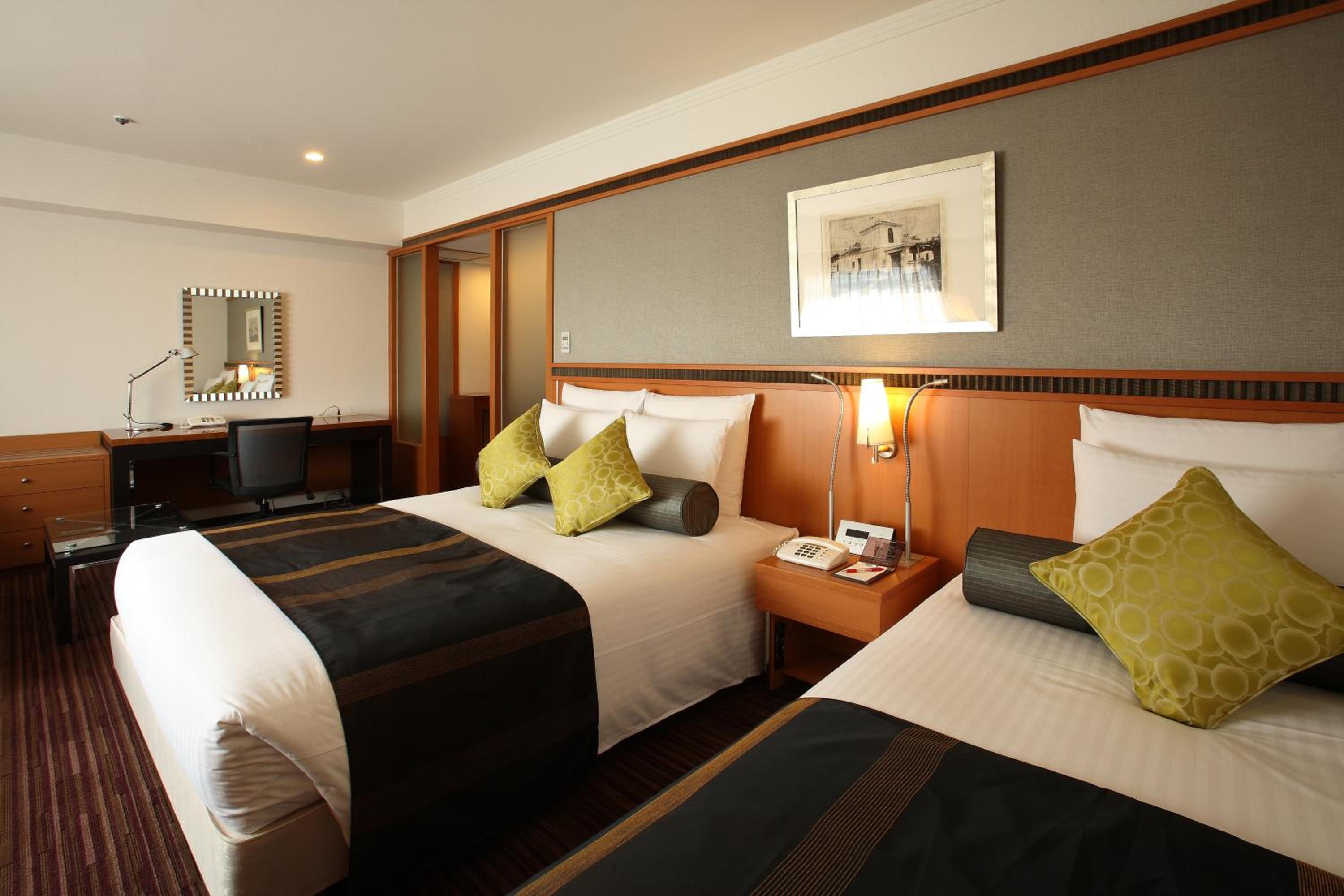 Premium Room with Queen and Single Beds - Lounge Access photo 1