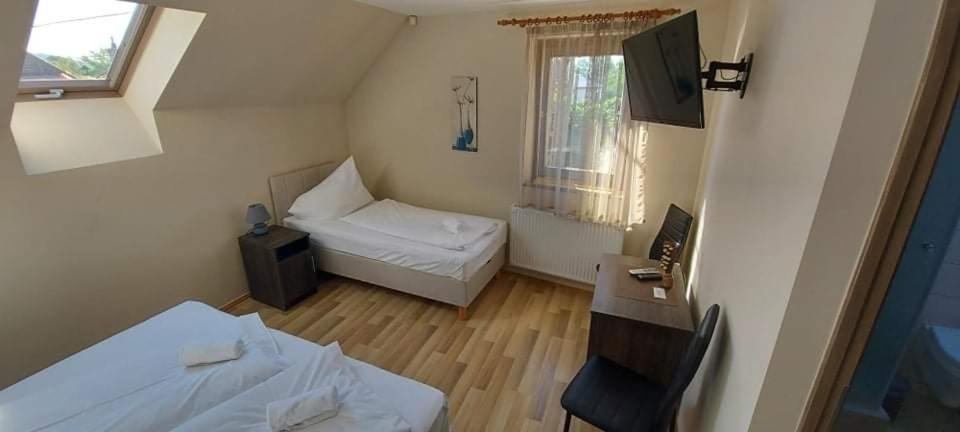 Deluxe Room (2 Adults + 1 Child) - Photo 1