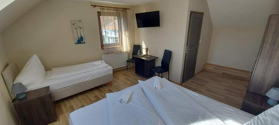 Deluxe Room (2 Adults + 1 Child) - Photo 4