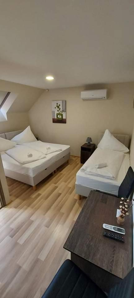 Deluxe Room (2 Adults + 1 Child) - Photo 2