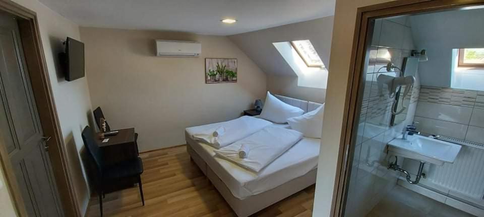 Deluxe Room - Photo 5