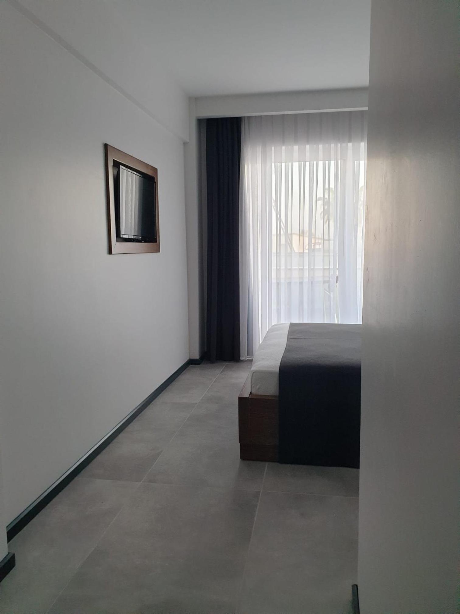 Deluxe Double Room with Balcony and Sea View - Photo 2