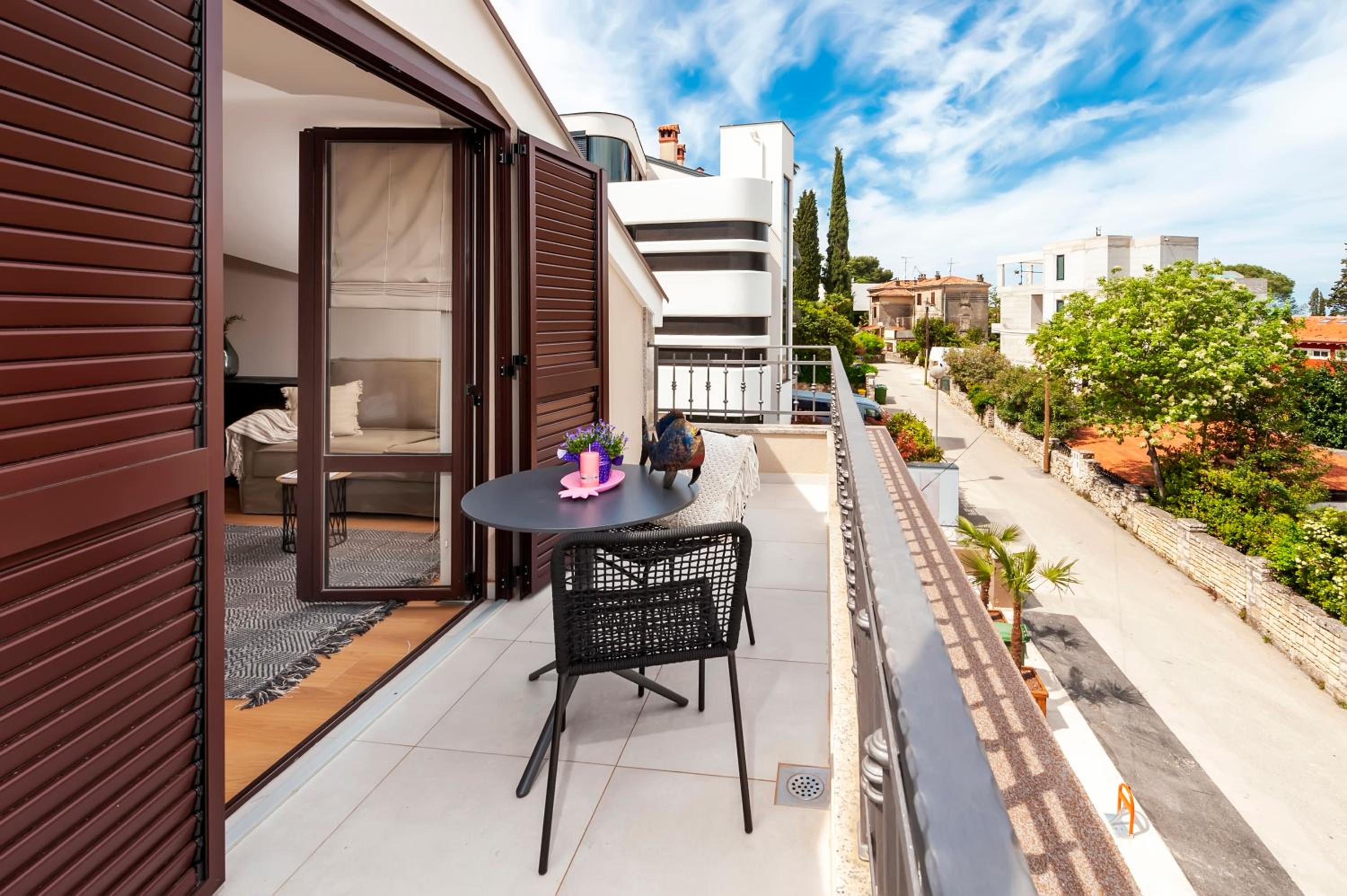 Studio with Balcony - Photo 11
