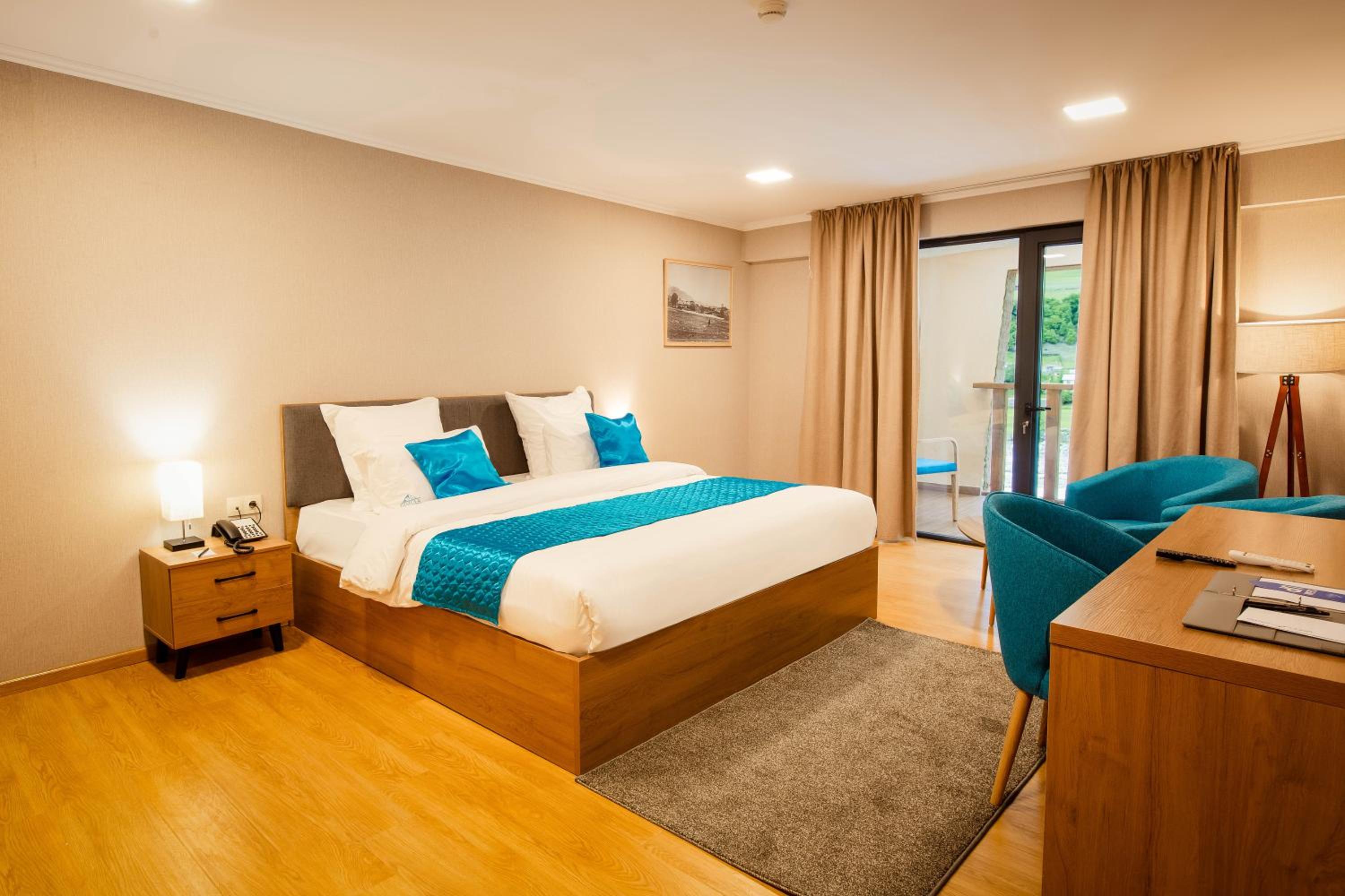 Suite - Photo 1