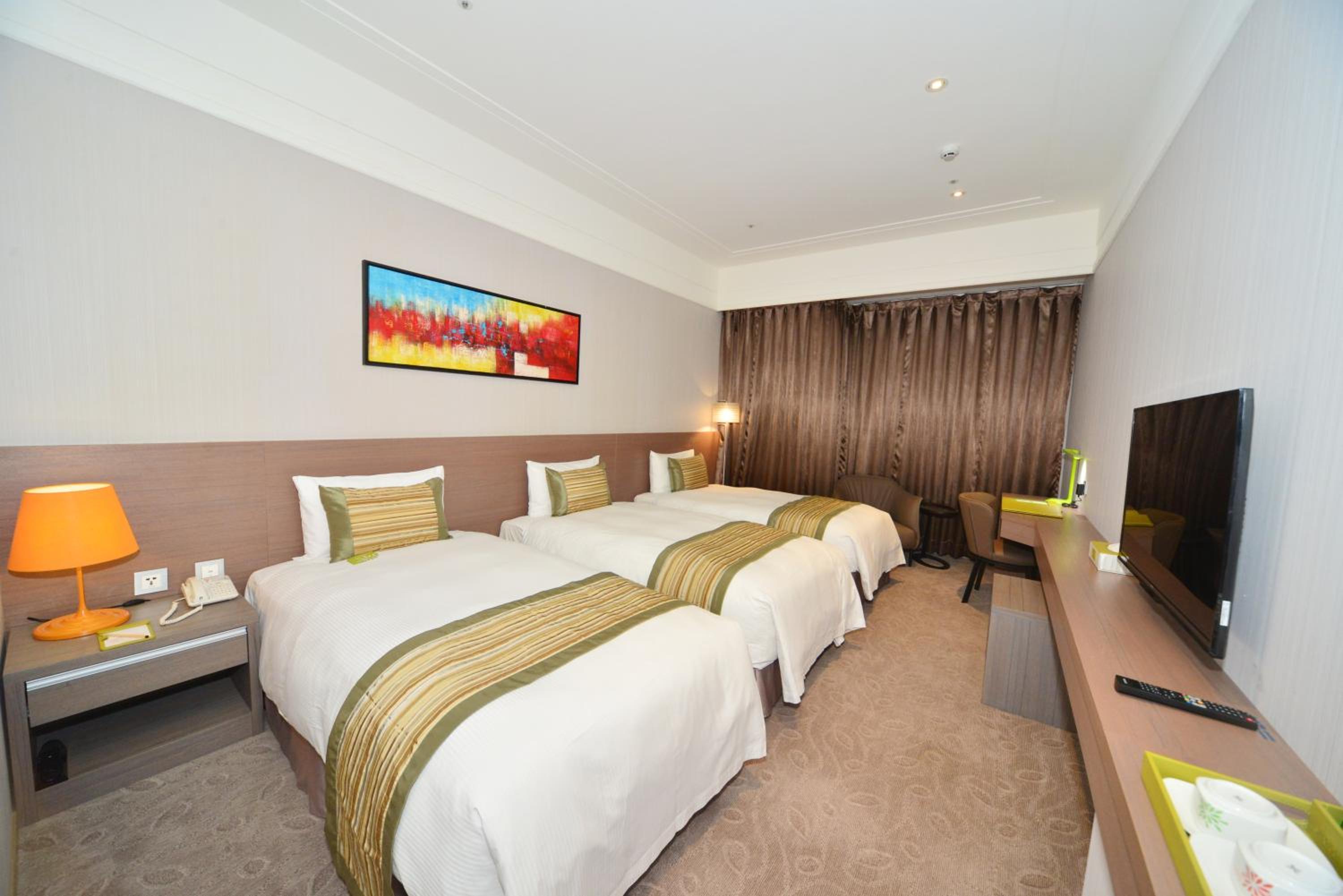 ECO Plan - Triple Room - No Window photo 2