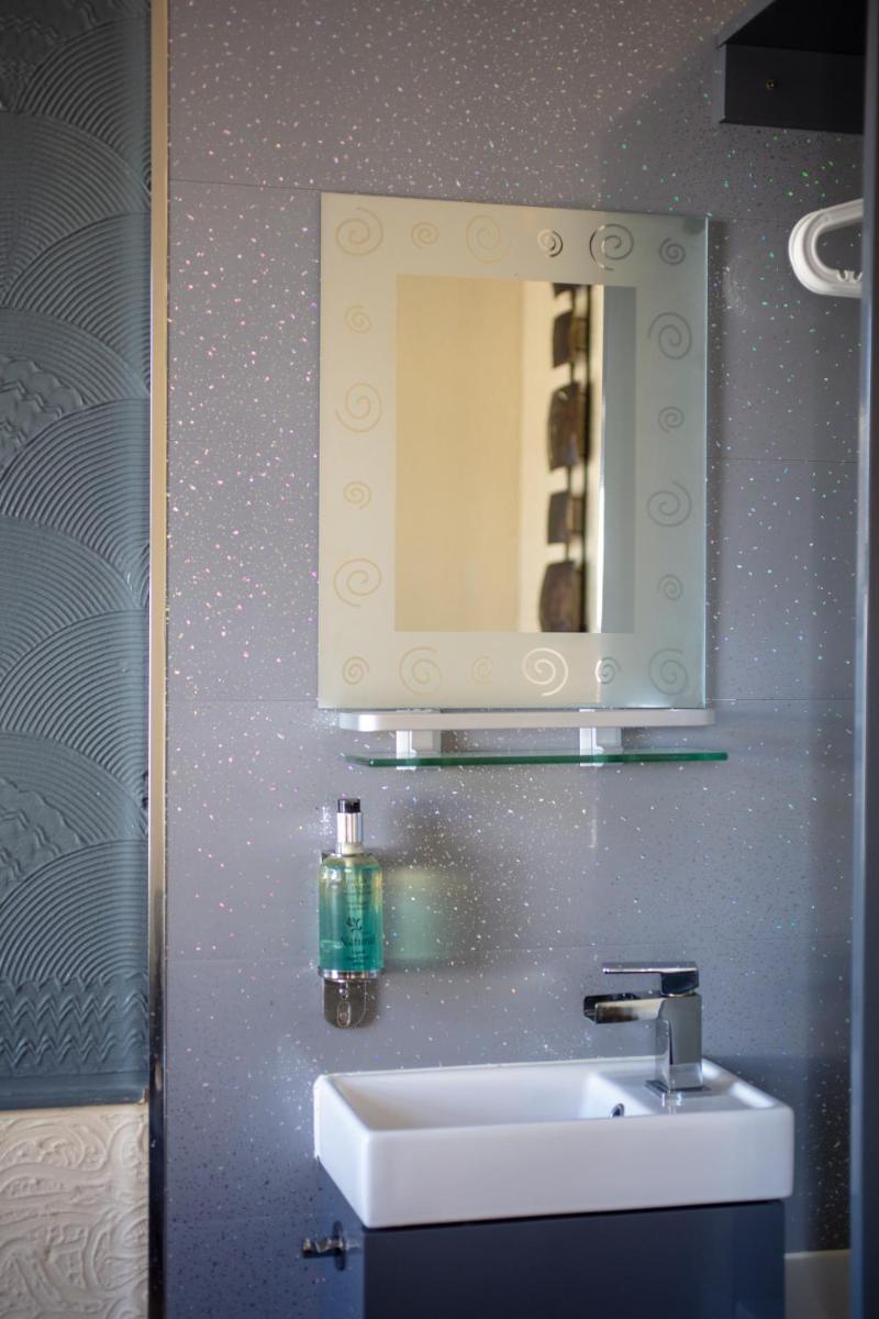 Single Room with Shared Bathroom photo 1