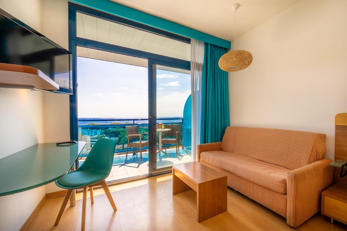 Quadruple Room with Sea View (2 Adults + 2 Children) photo 3