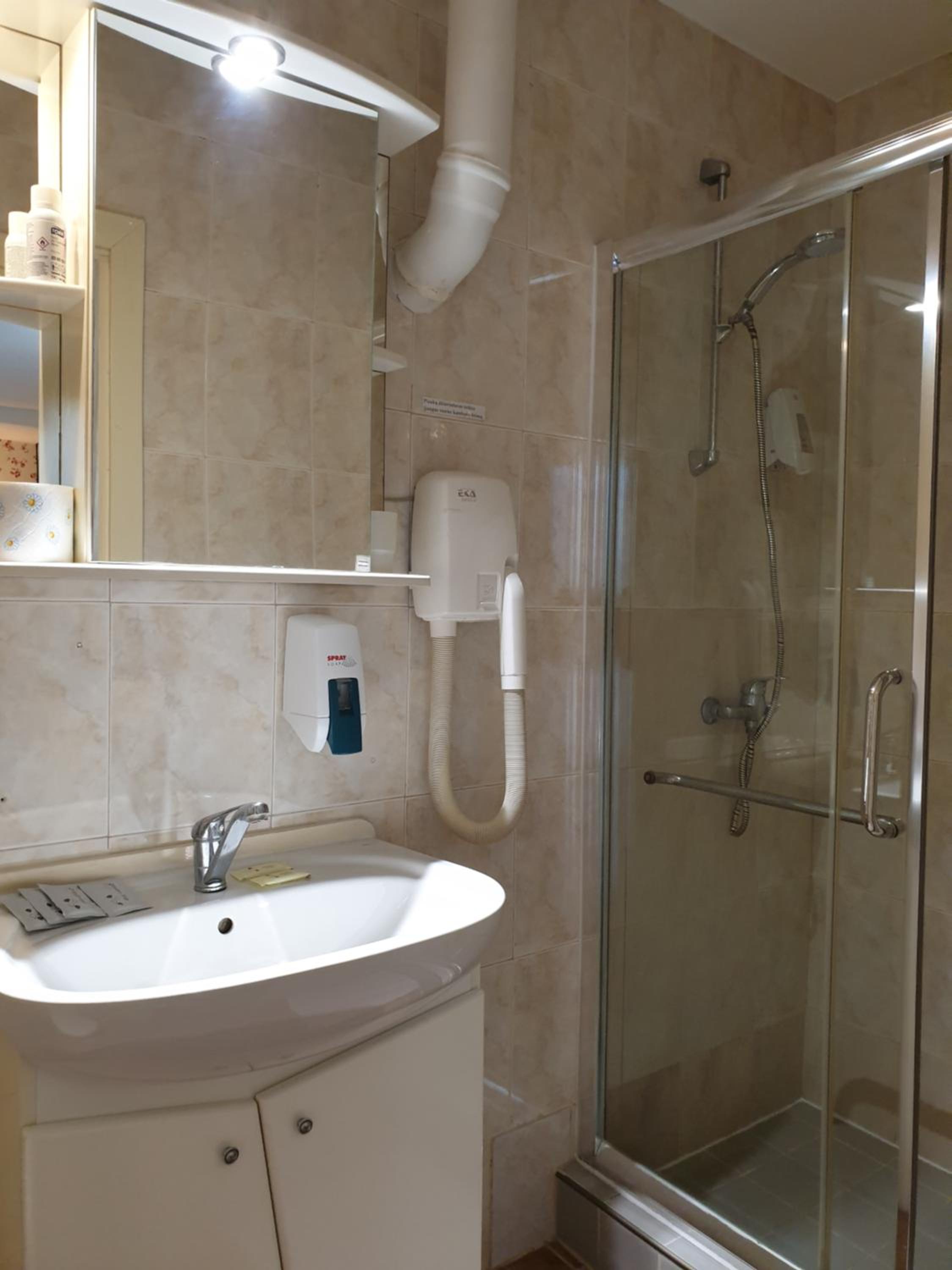 Standard Twin Room - Photo 4