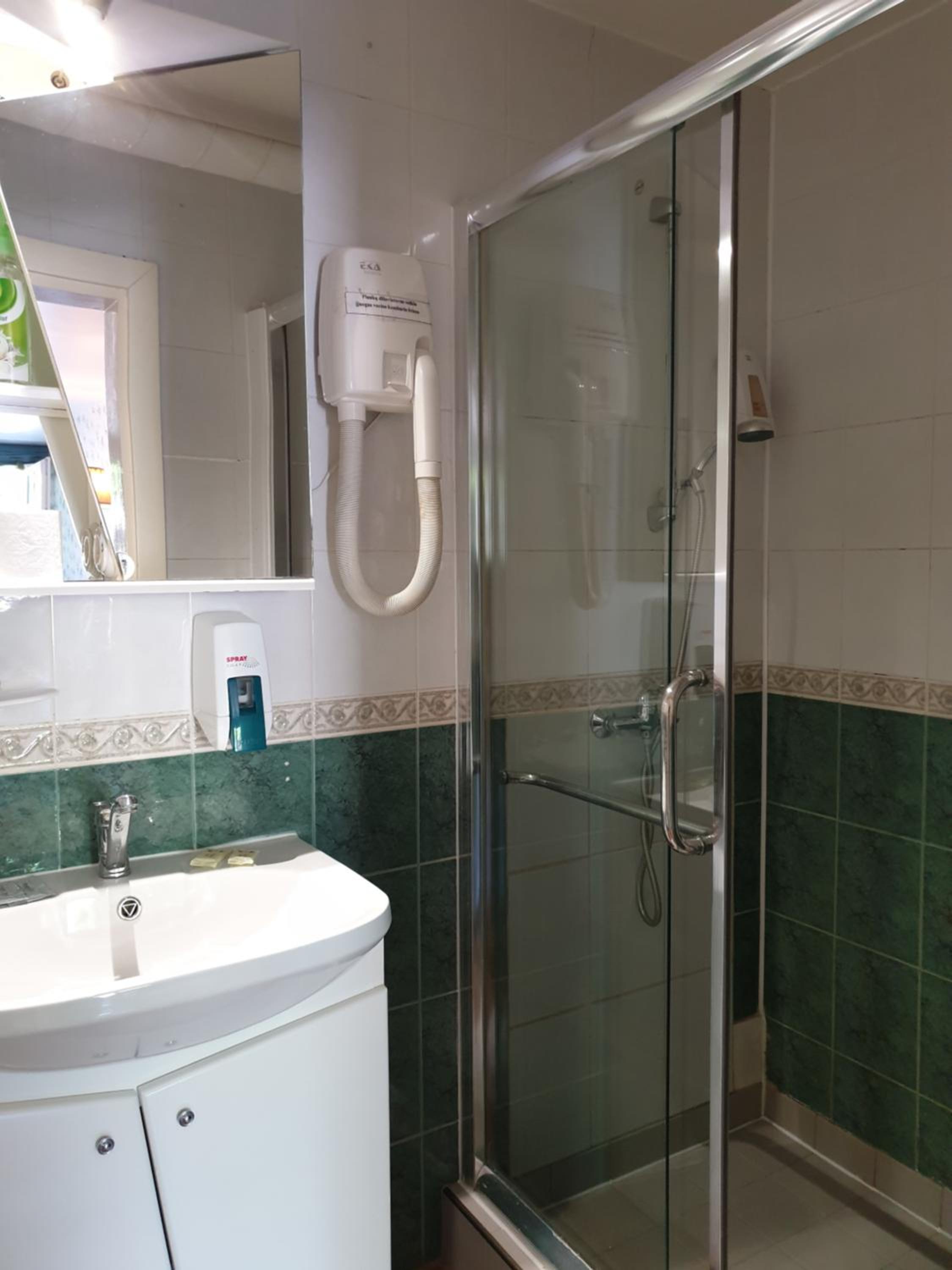 Standard Twin Room - Photo 2