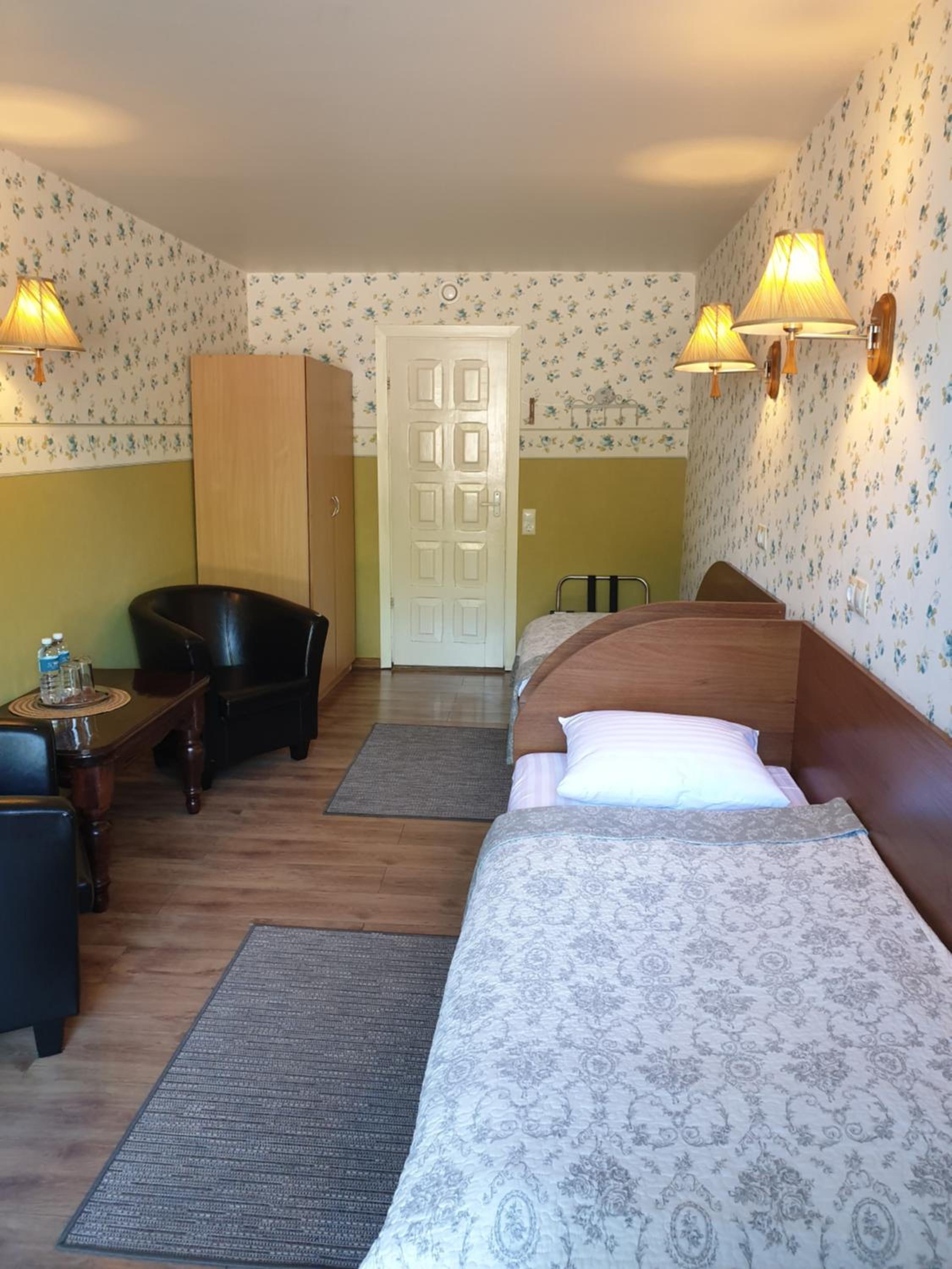 Standard Twin Room - Photo 5