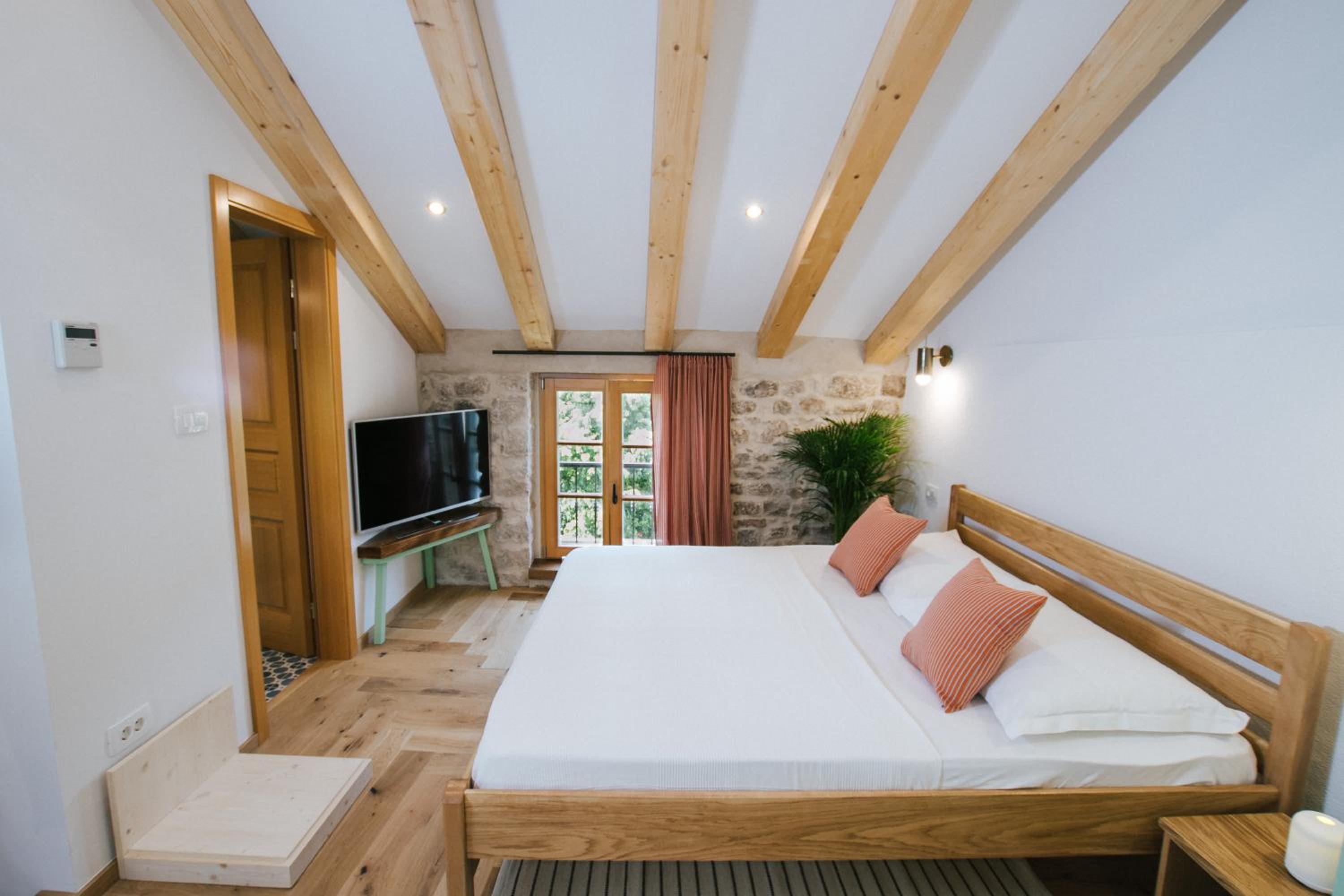 Superior King Room - Photo 25