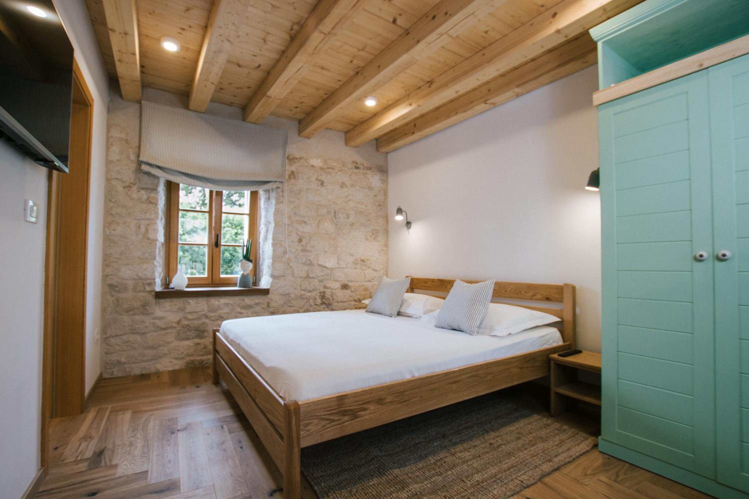 King Room with Balcony - Photo 30