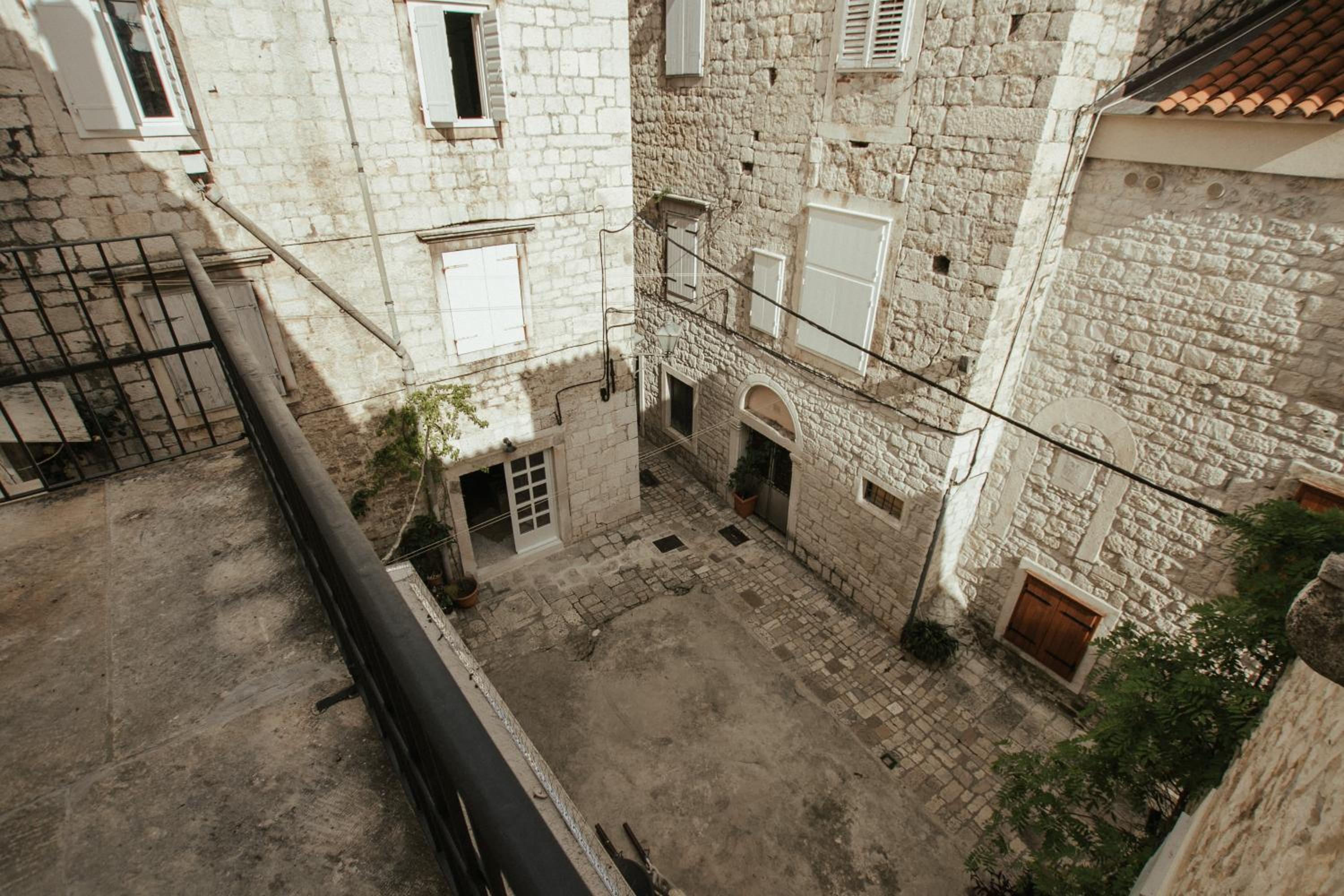 King Room with Balcony - Photo 9