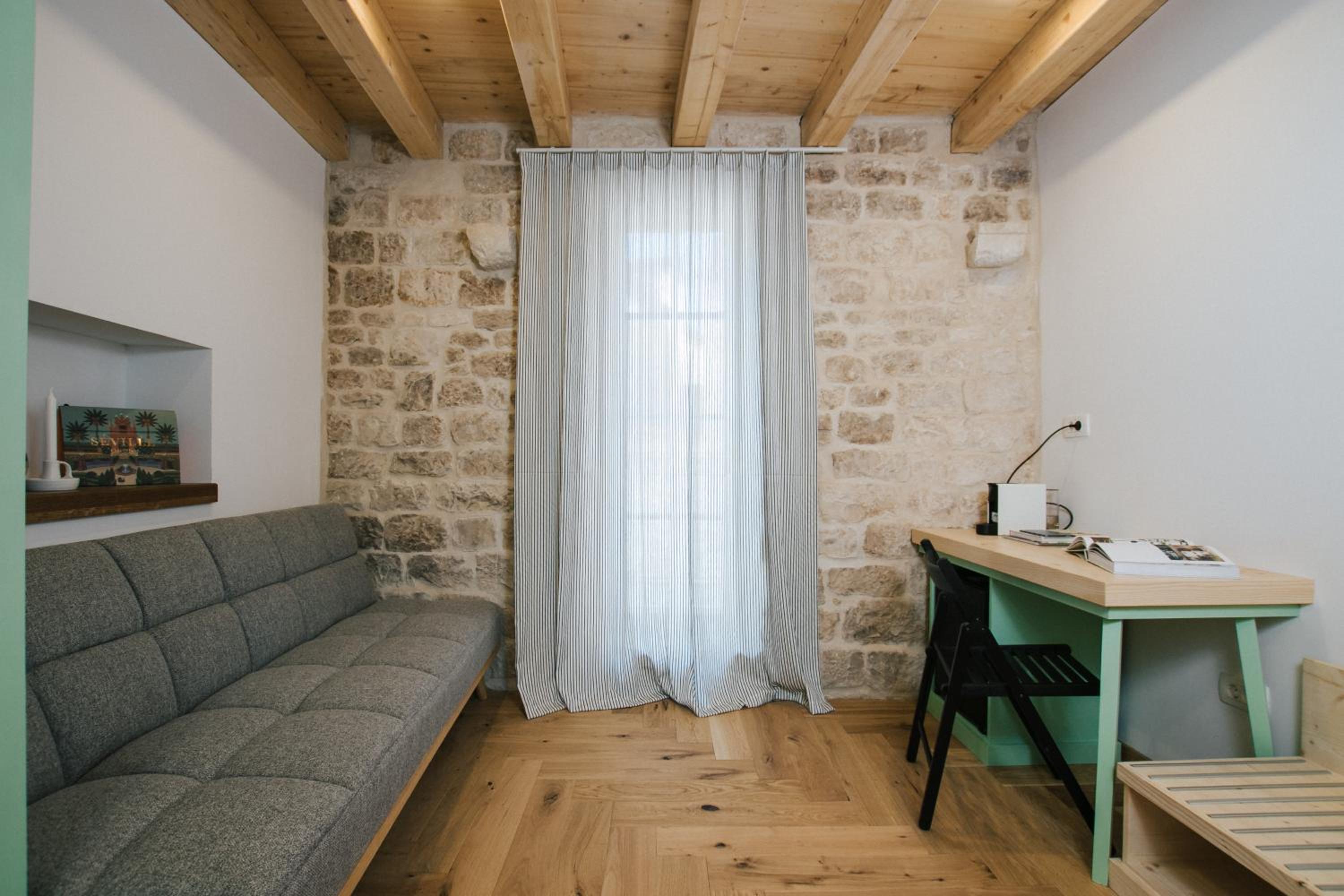 King Room with Balcony - Photo 24