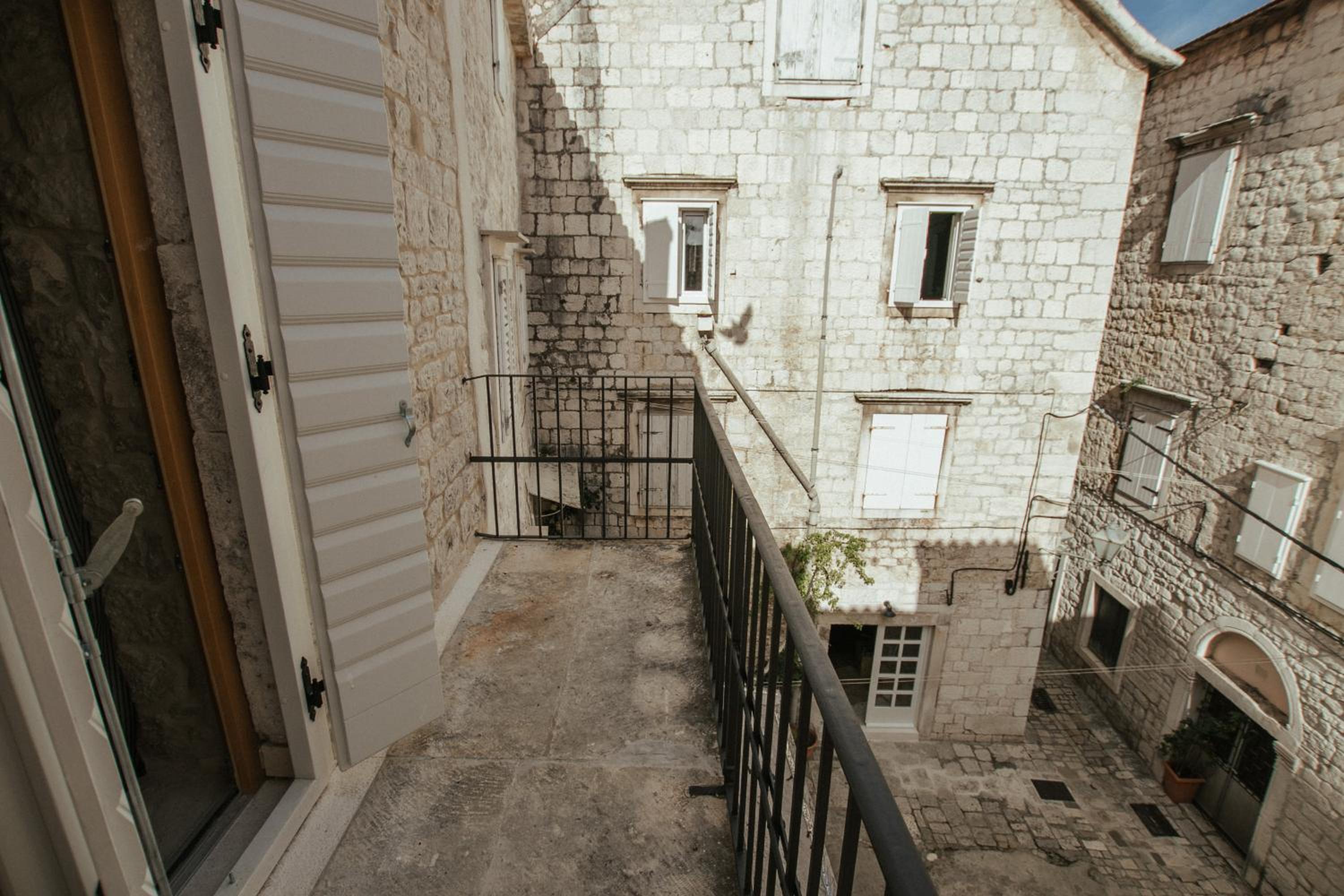 King Room with Balcony - Photo 17