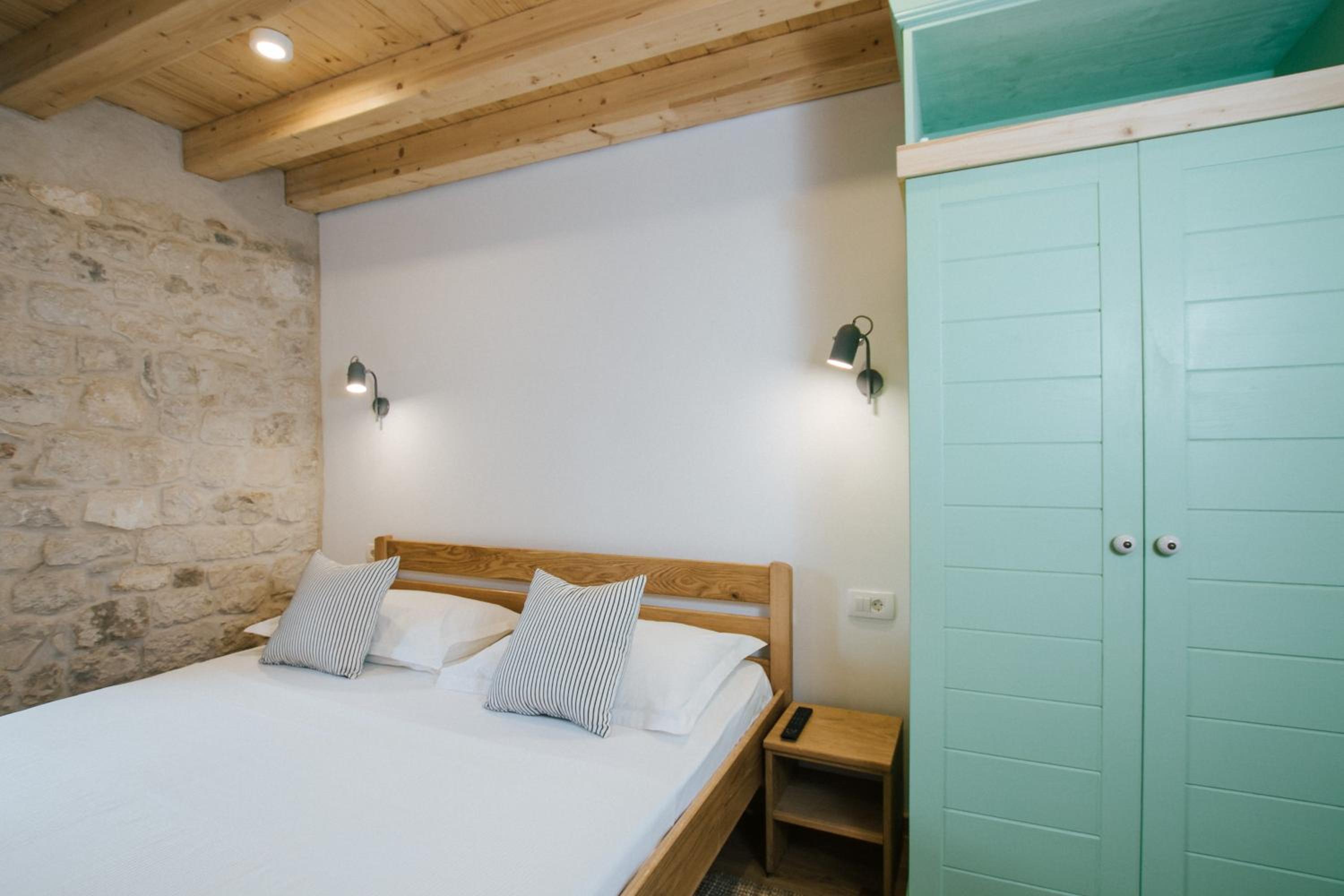 King Room with Balcony - Photo 34