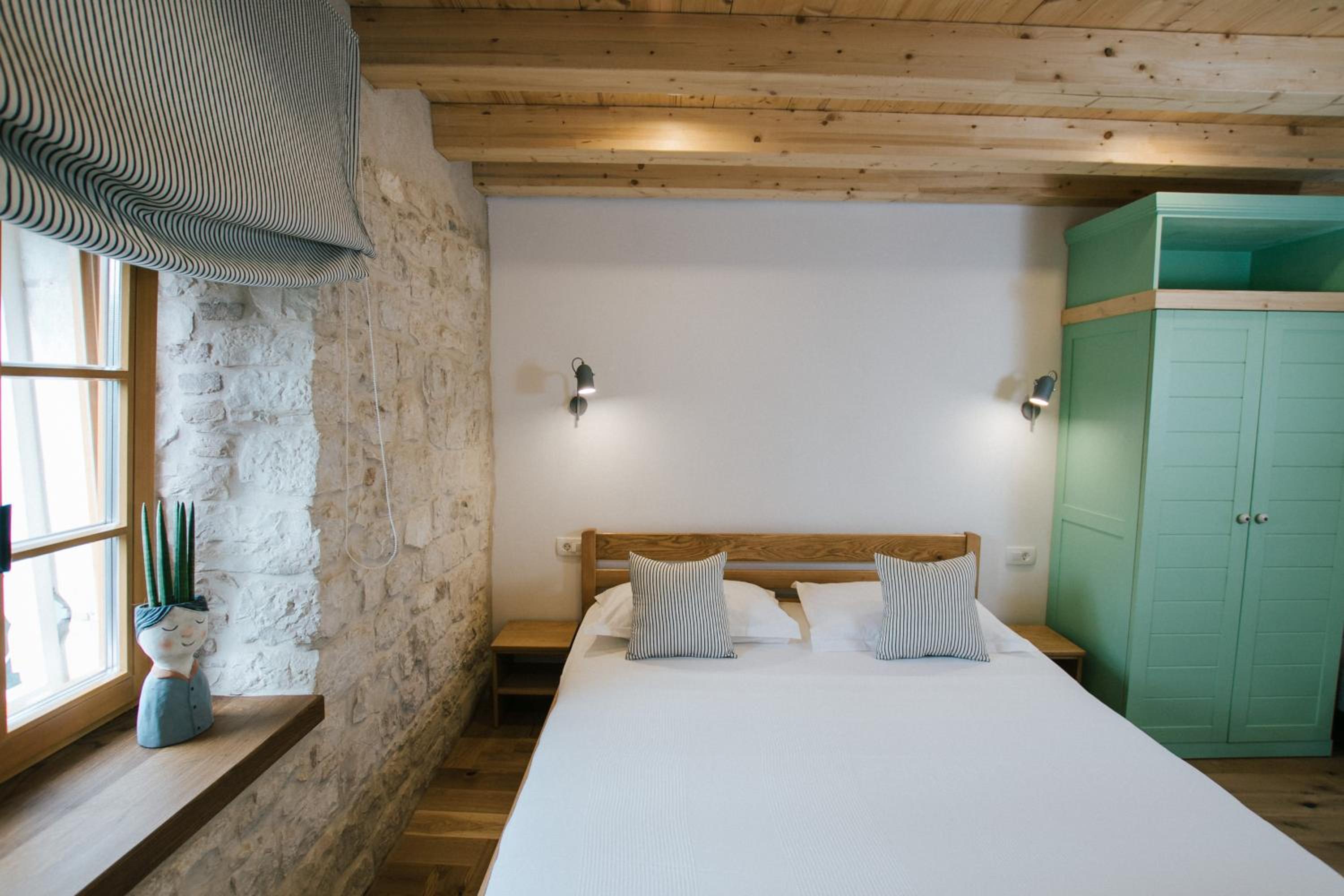 King Room with Balcony - Photo 29