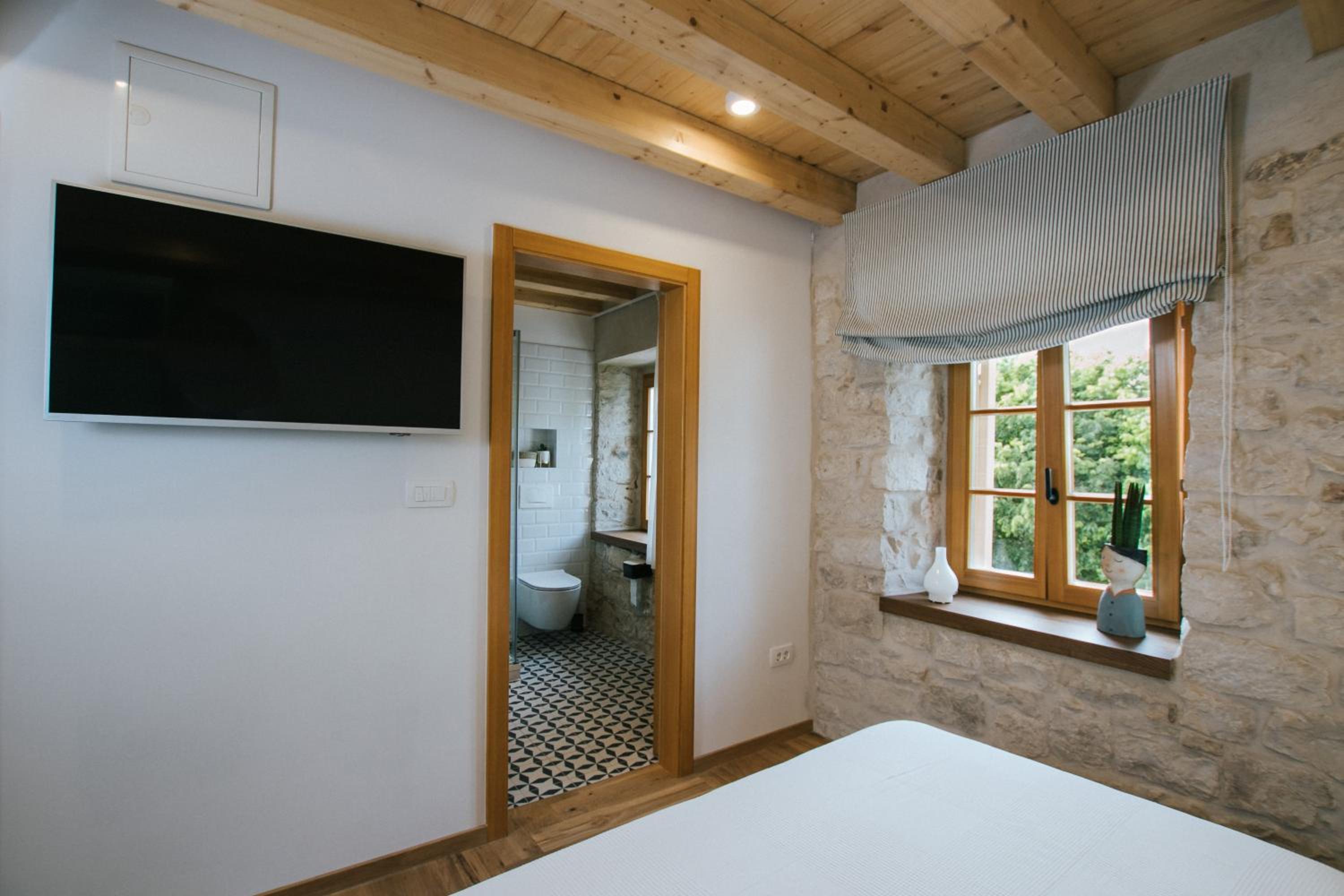 King Room with Balcony - Photo 14
