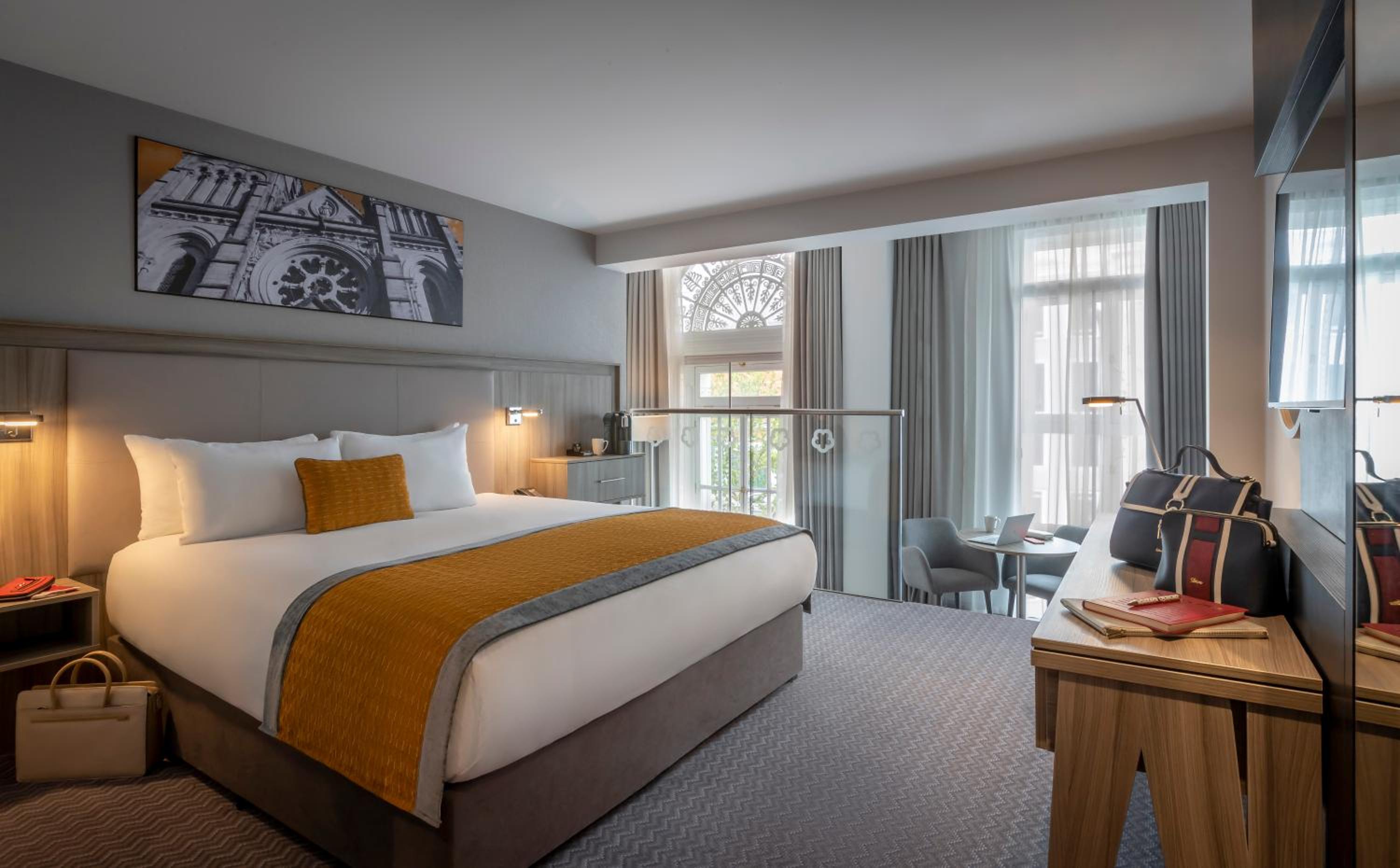 Executive King Room thumbnail 6