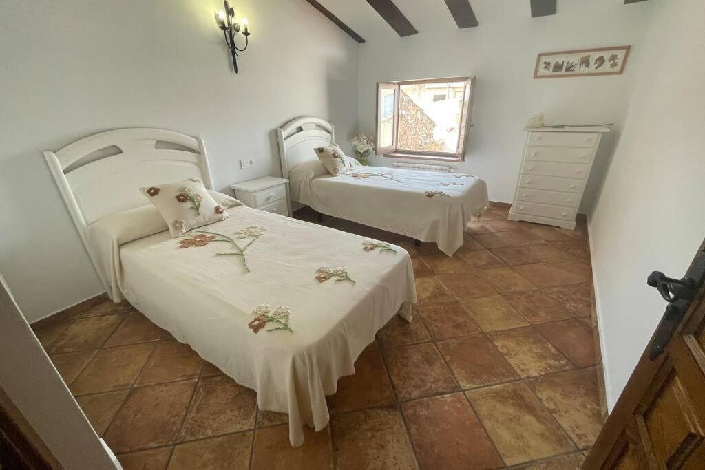 Six-Bedroom House photo 2