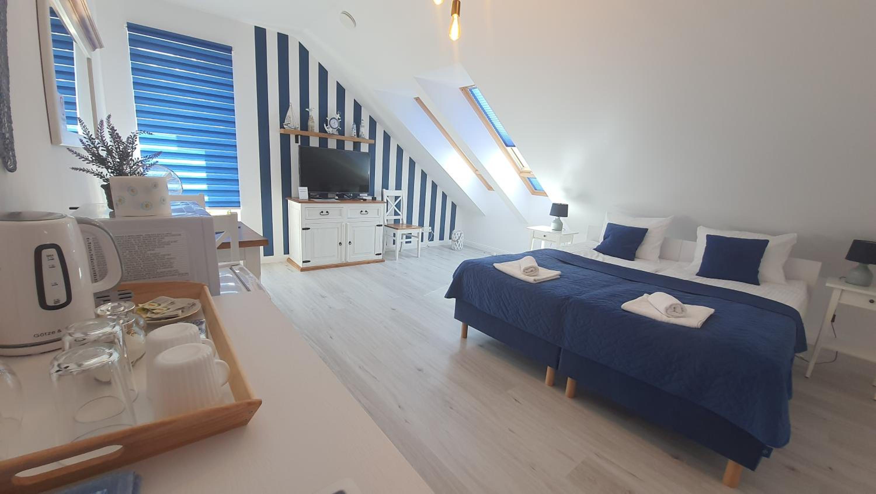 Double Room with Lake View - Photo 11