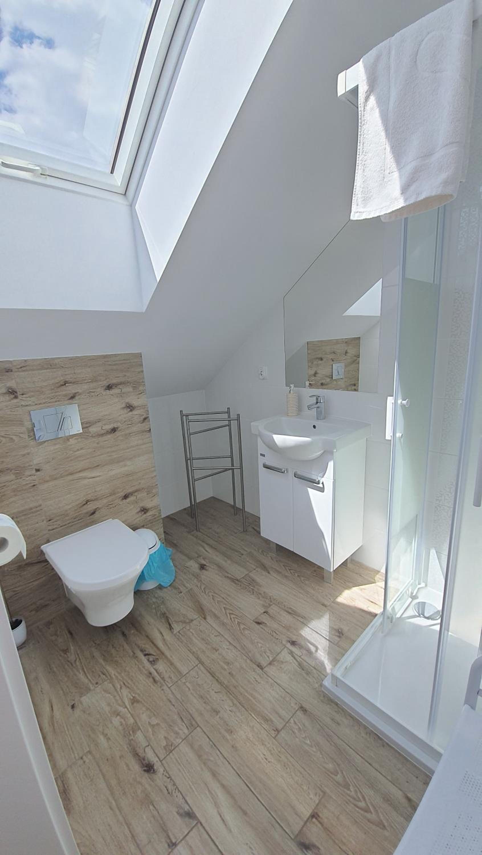 Double Room with Lake View - Photo 10