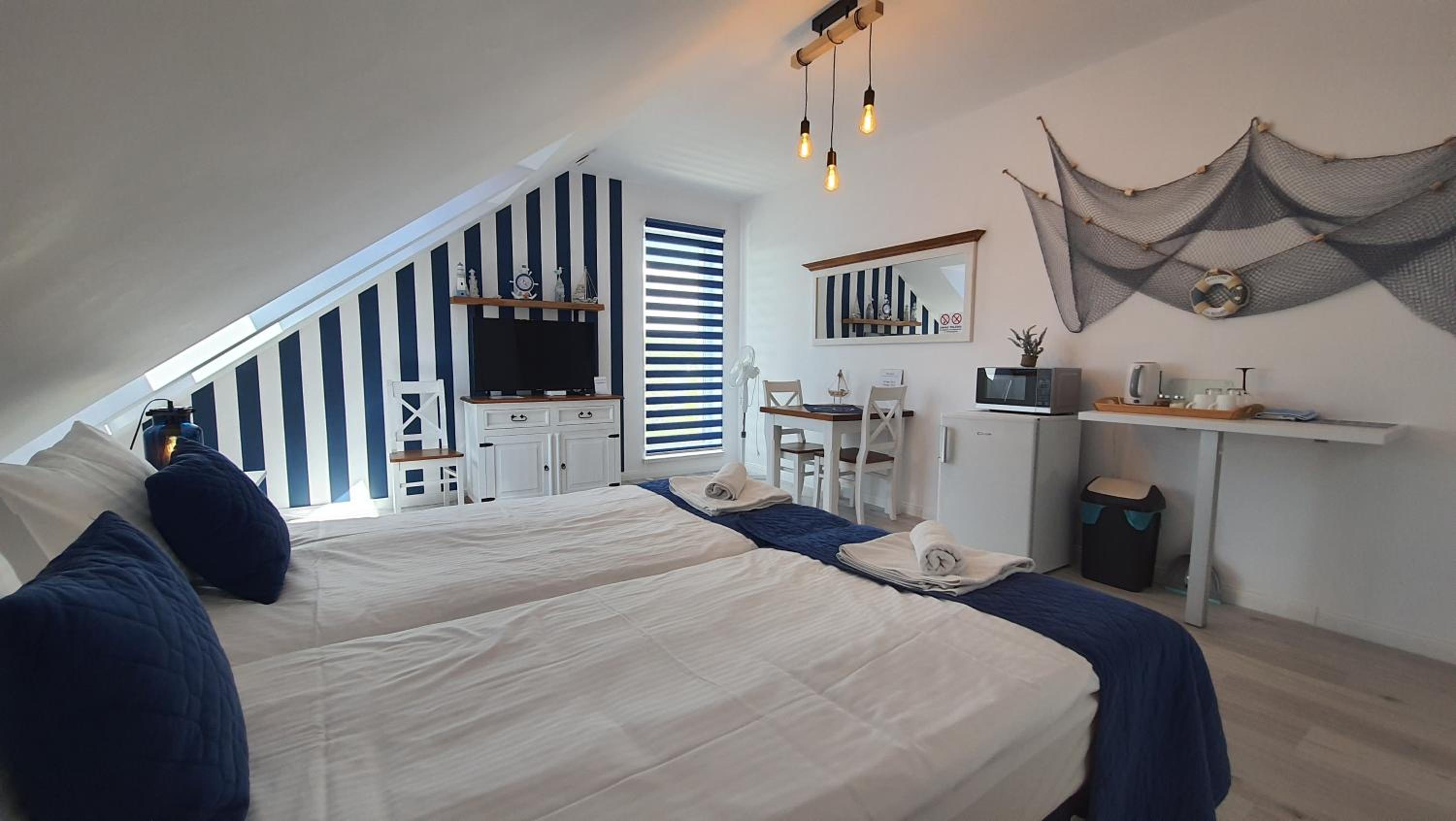 Double Room with Lake View - Photo 9