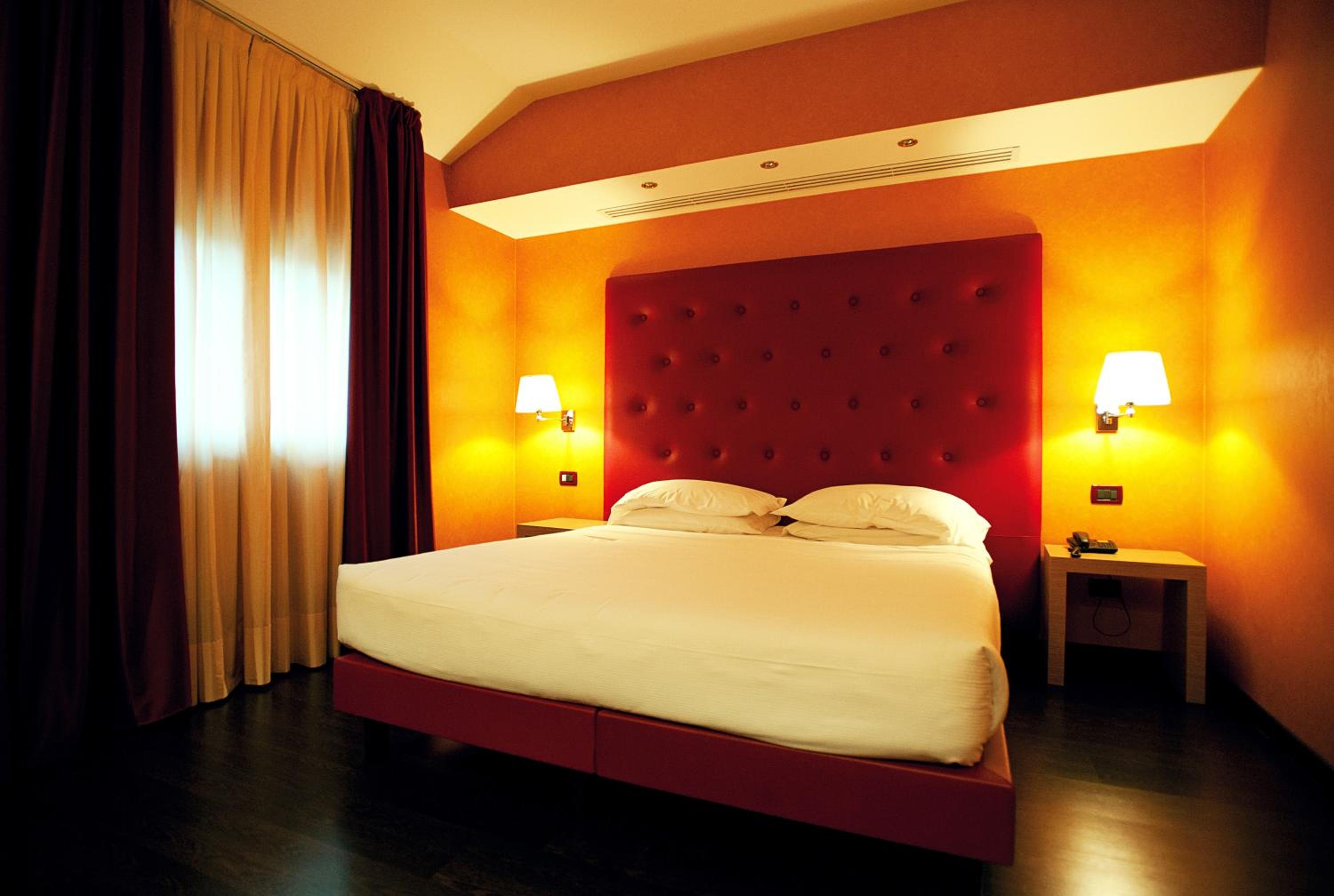 Classic Queen Room - Photo 10