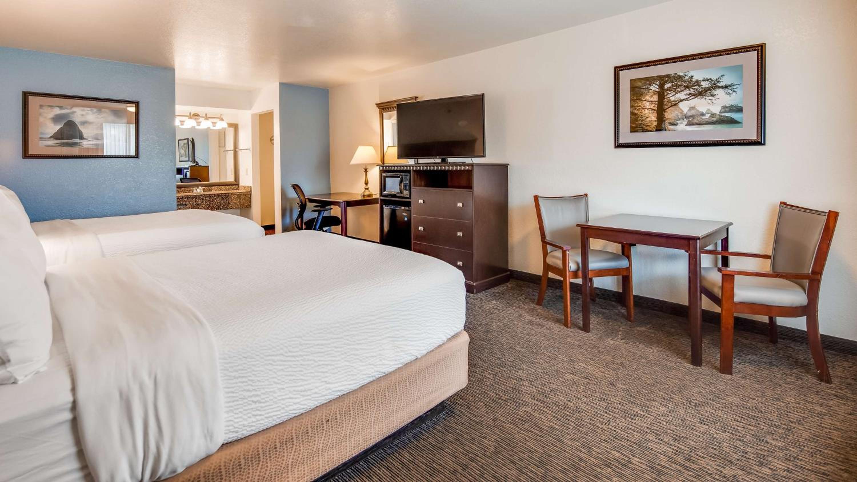 Queen Room with Two Queen Beds - Non-Smoking photo 1