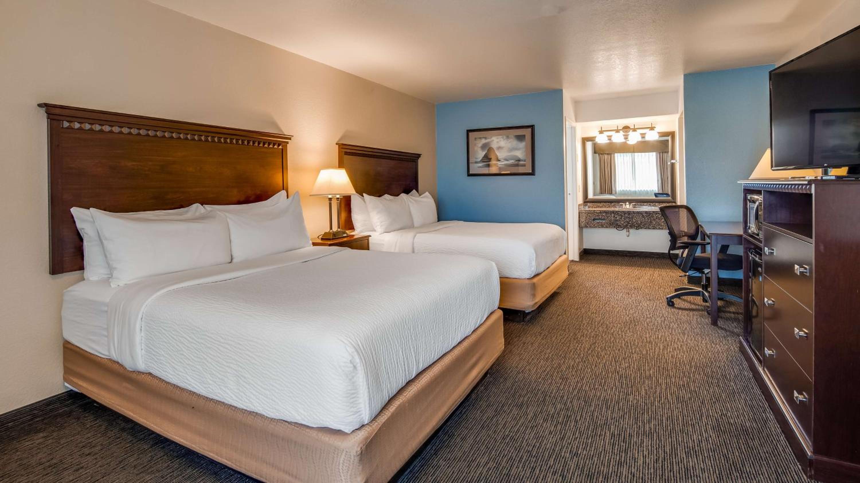 Queen Room with Two Queen Beds - Non-Smoking photo 2