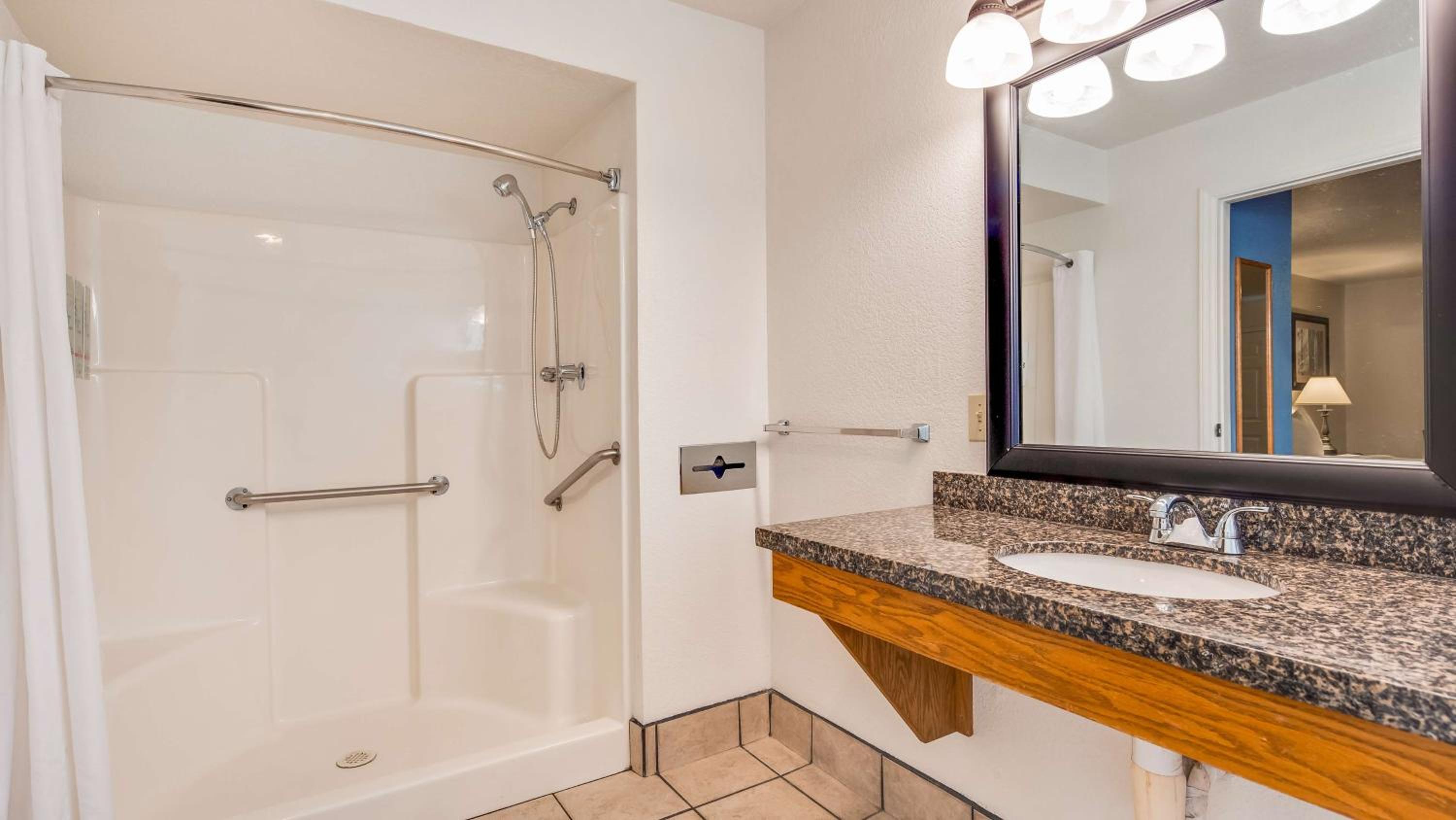 Queen Room with Mobility Accessible Walk-In Shower photo 3